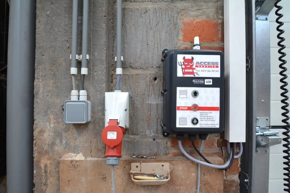 OPSLAGRUIMTE (430m²) TE HUUR met geïsoleerd dak, hoge elektrische sectionaalpoort en BUREEL te Oostkamp (Hertsberge). Op 4km van E40. foto 6