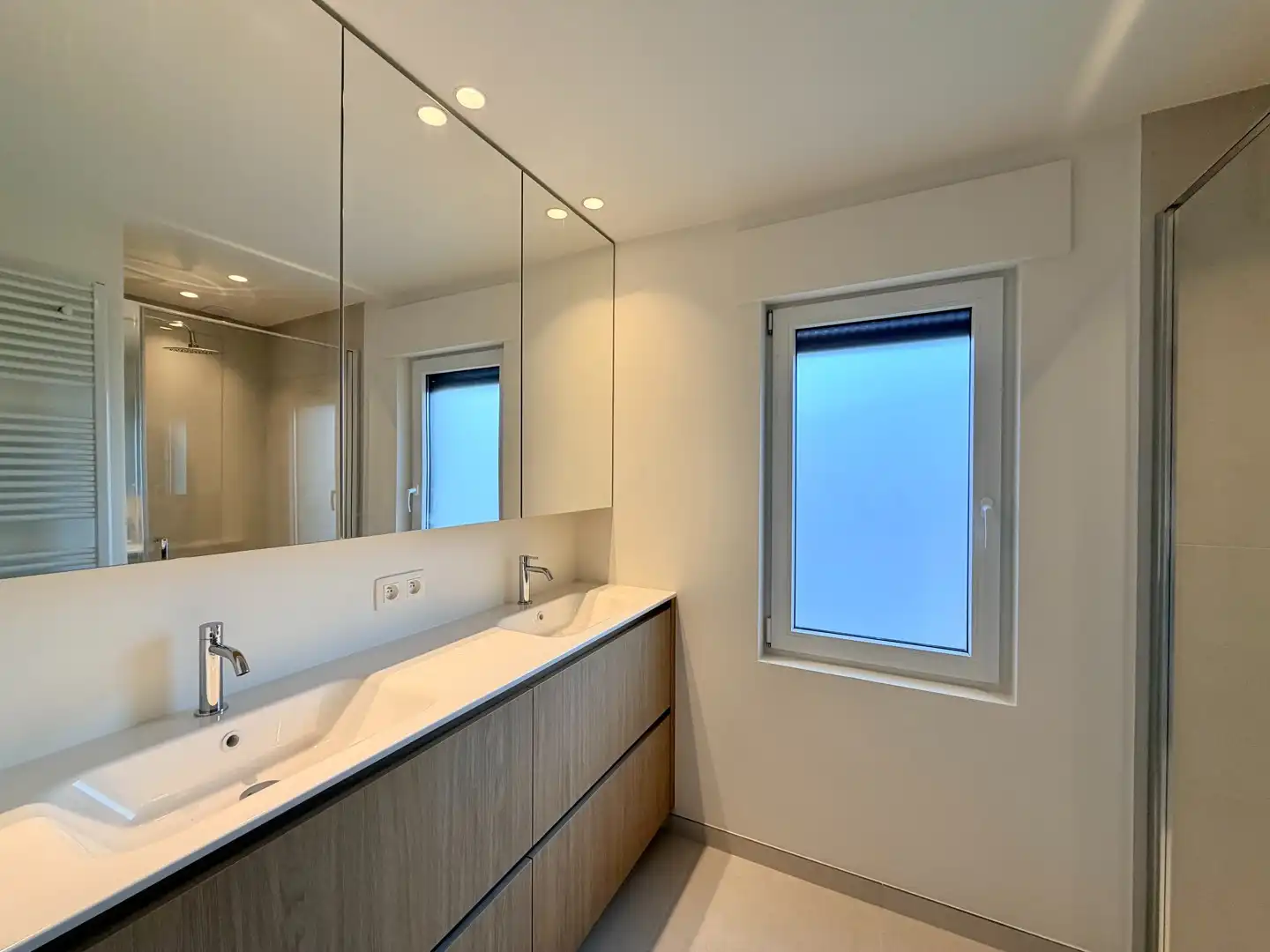 Volledig gerenoveerde woning met 3 slaapkamers en tuin te Izegem! foto 13