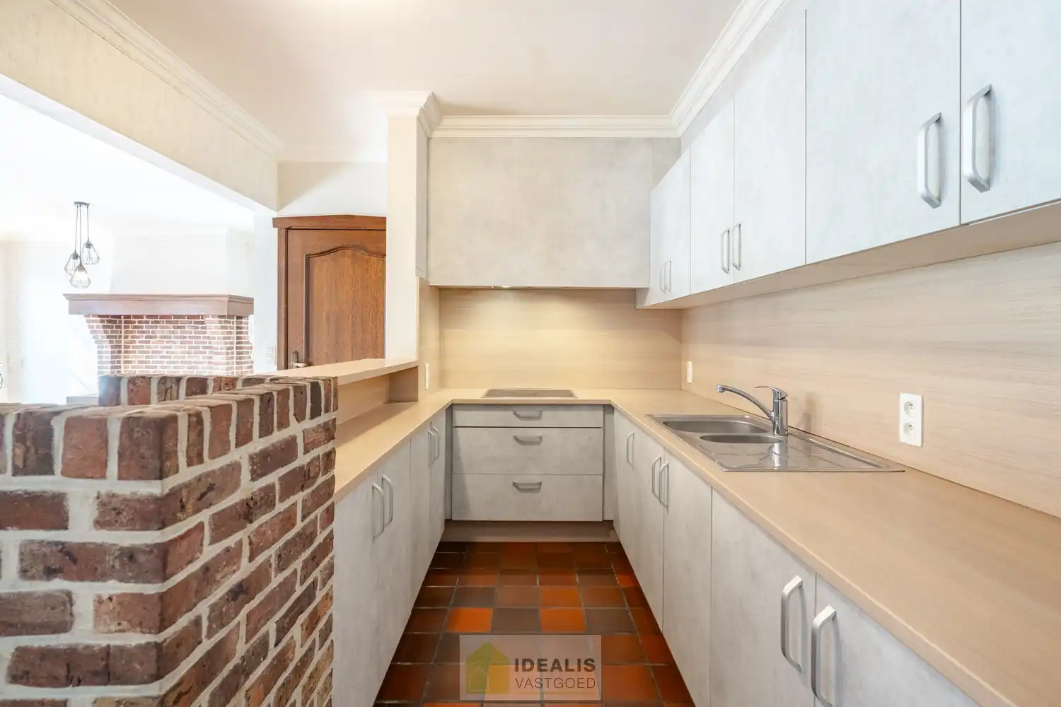 IDEALIS VASTGOED – RUIM APPARTEMENT MET TERRAS VAN CA.35M² EN PRIVATIEVE GARAGE IN HARTJE LOMMEL! Dit ruime appartement met een netto bewoonbare oppervlakte van ca.101m² bevindt zich op de 1e verdieping. Het appartement is vlot bereikbaar via de trappenzaal. Een naar eigen smaak op te frissen, goed ingedeeld en lichtrijk appartement met 2 slaapkamers, ruim terras en privatieve garage met sectionale poort! Zeker het bezoeken waard!! foto 9