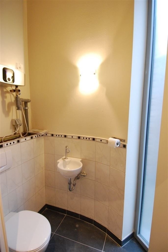 Gelijkvloers appartement met 2 slaapkamers en binnenkoer, gelegen in het centrum van Maaseik, vlak aan de markt. foto 11