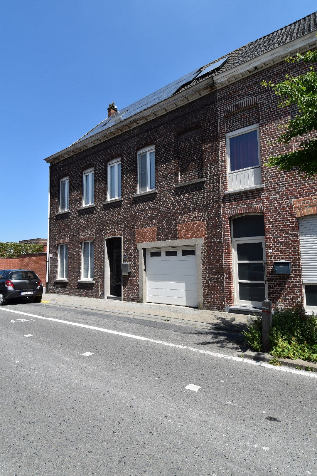 Ruime karaktervolle woning op centrale locatie te Gullegem foto 2