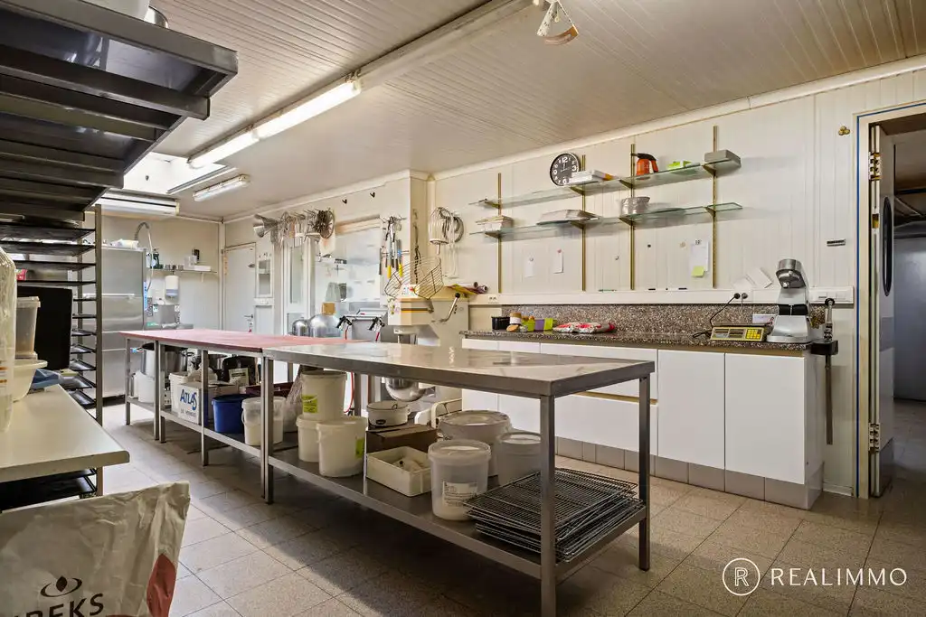 Veelzijdig handelspand met woonst op topligging in hartje Moen foto 9