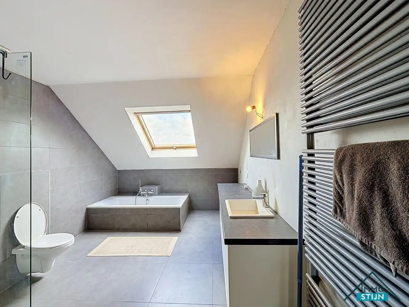 Recente instapklare woning met 4 slaapkamers en bijgebouw foto 15
