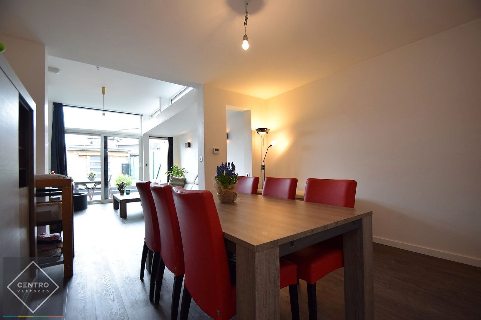 Volledig gerenoveerde woning met 3 slpks en leuke tuin! foto 4