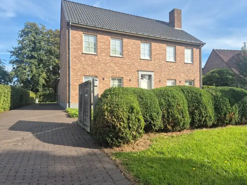 RUIME OPEN BEBOUWING MET 5 SLAAPKAMERS TE HUUR IN WACHTEBEKE foto {{pictureIndex}}