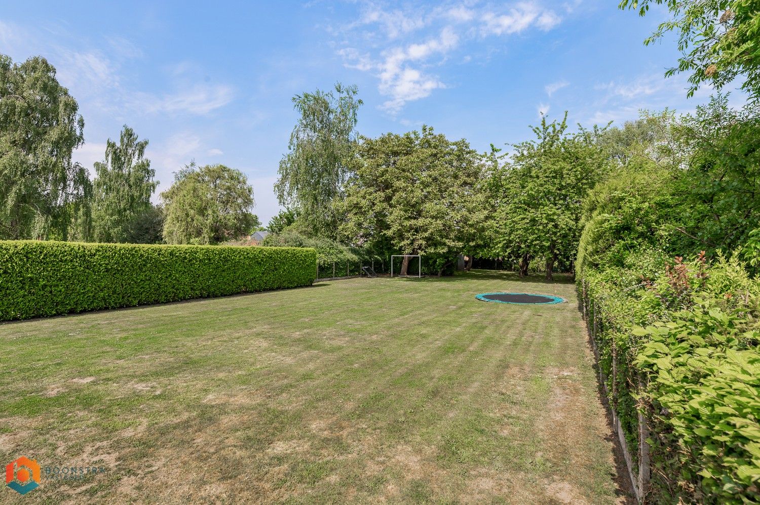 Gelijkvloerse woning met 3 slpkrs, ruime tuin en zwembad foto 2