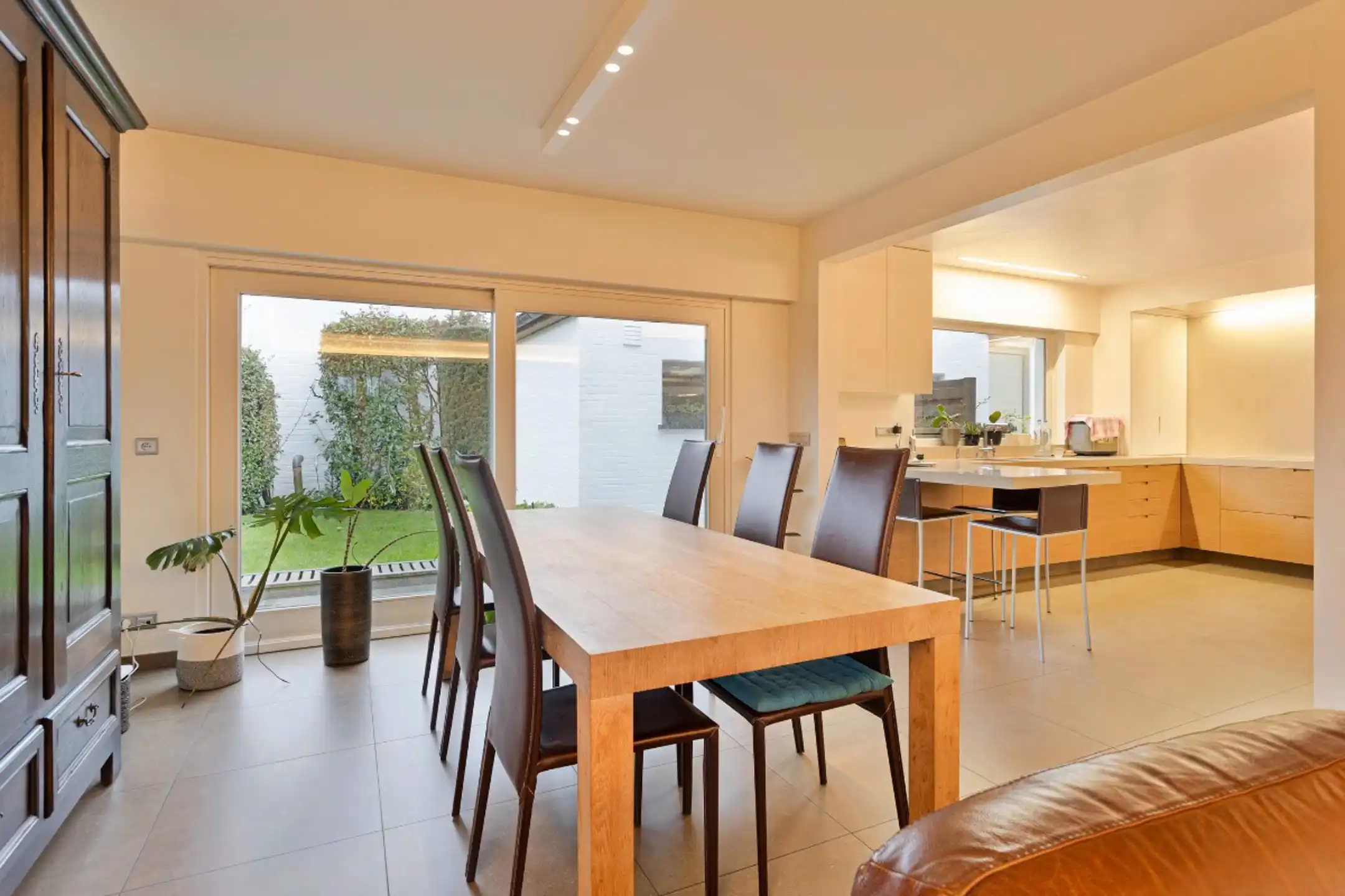 Modern ingerichte villa met loods in Moerkerke foto 13