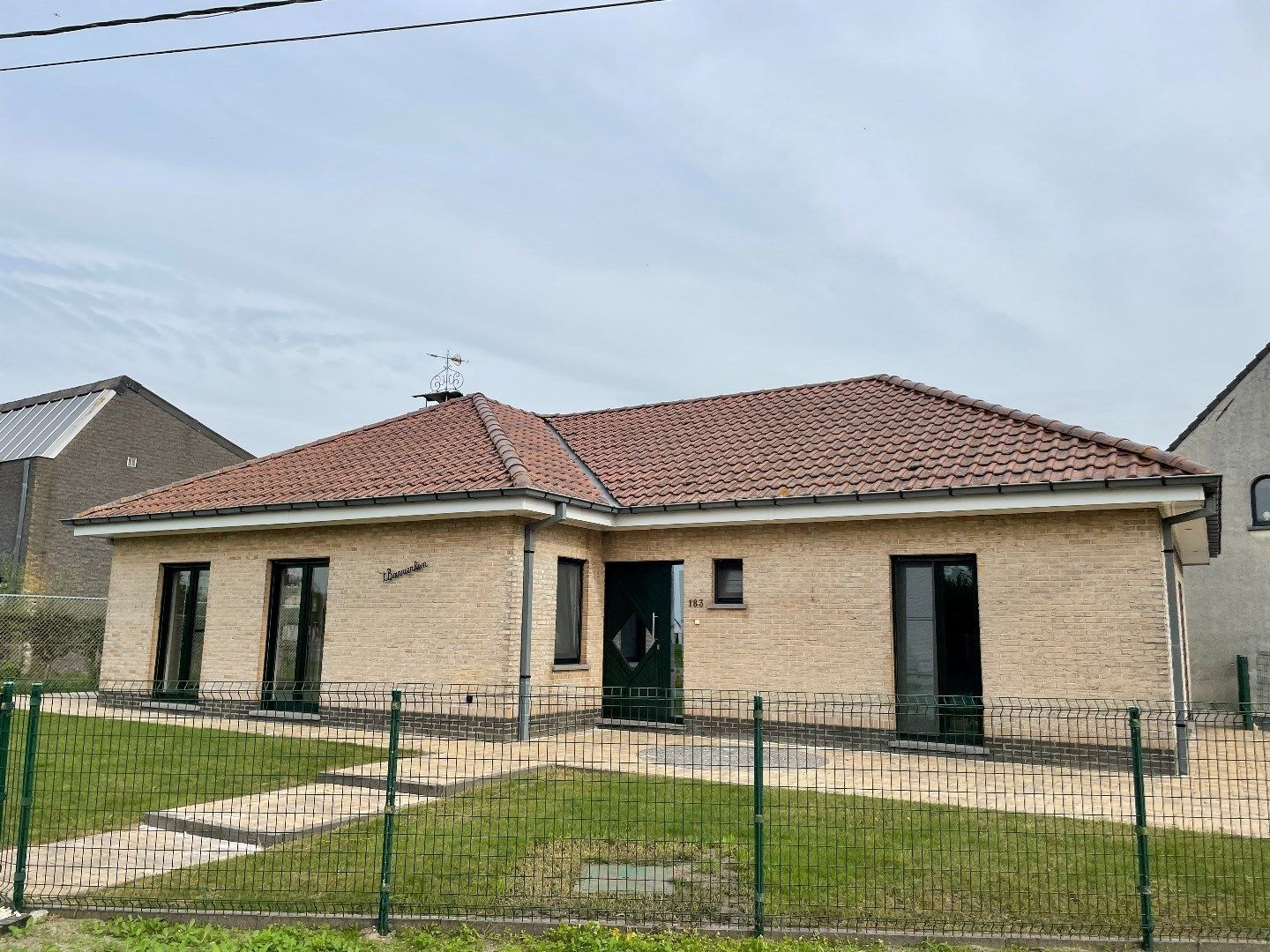 Laagbouwvilla met ruim bijgebouw (garage met studio) foto {{pictureIndex}}