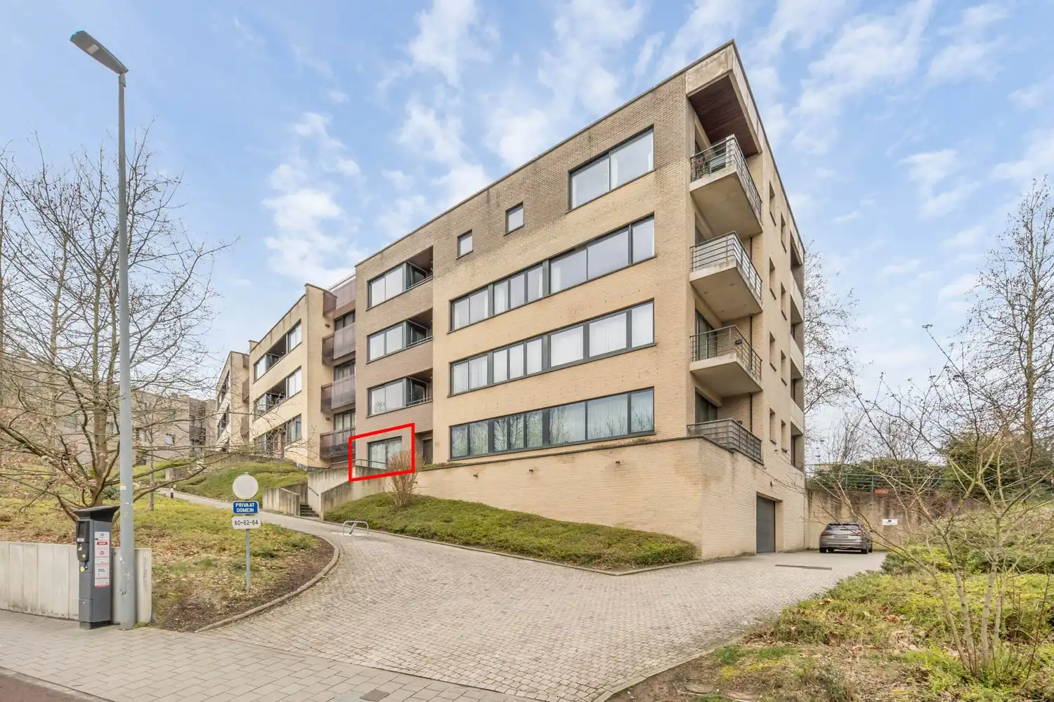 Gelijkvloers en energiezuinig appartement met 2 slaapkamers, een tuin en een autostaanplaats nabij het UZ Gasthuisberg te centrum Leuven! foto {{pictureIndex}}