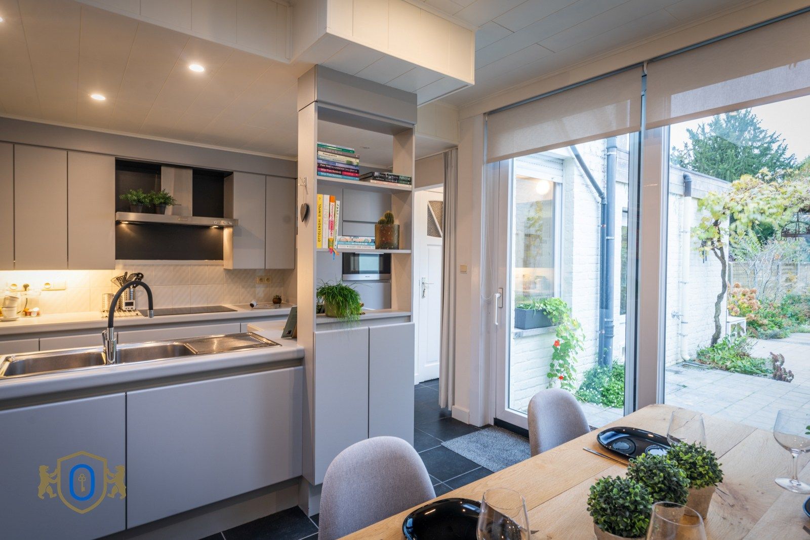 Brugse 3-slpkr herenwoning met studio & romantische tuin foto 12