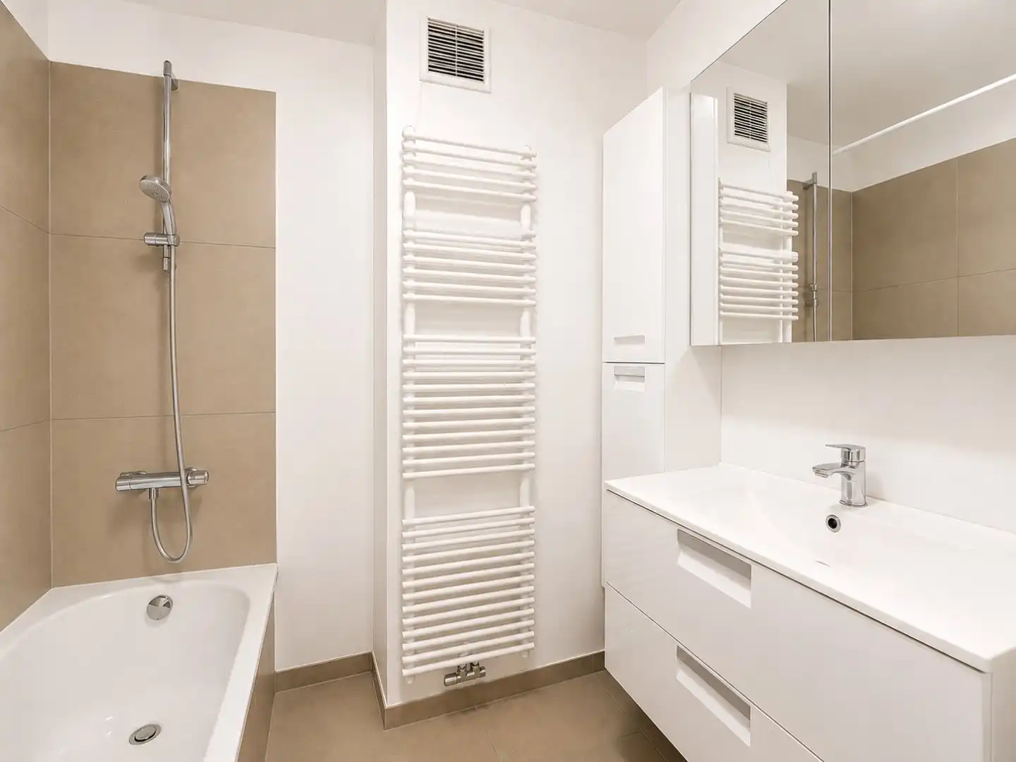 Residentie “Klokkegalm” – opbrengsteigendom met 3 appartementen en 3 garages foto 11