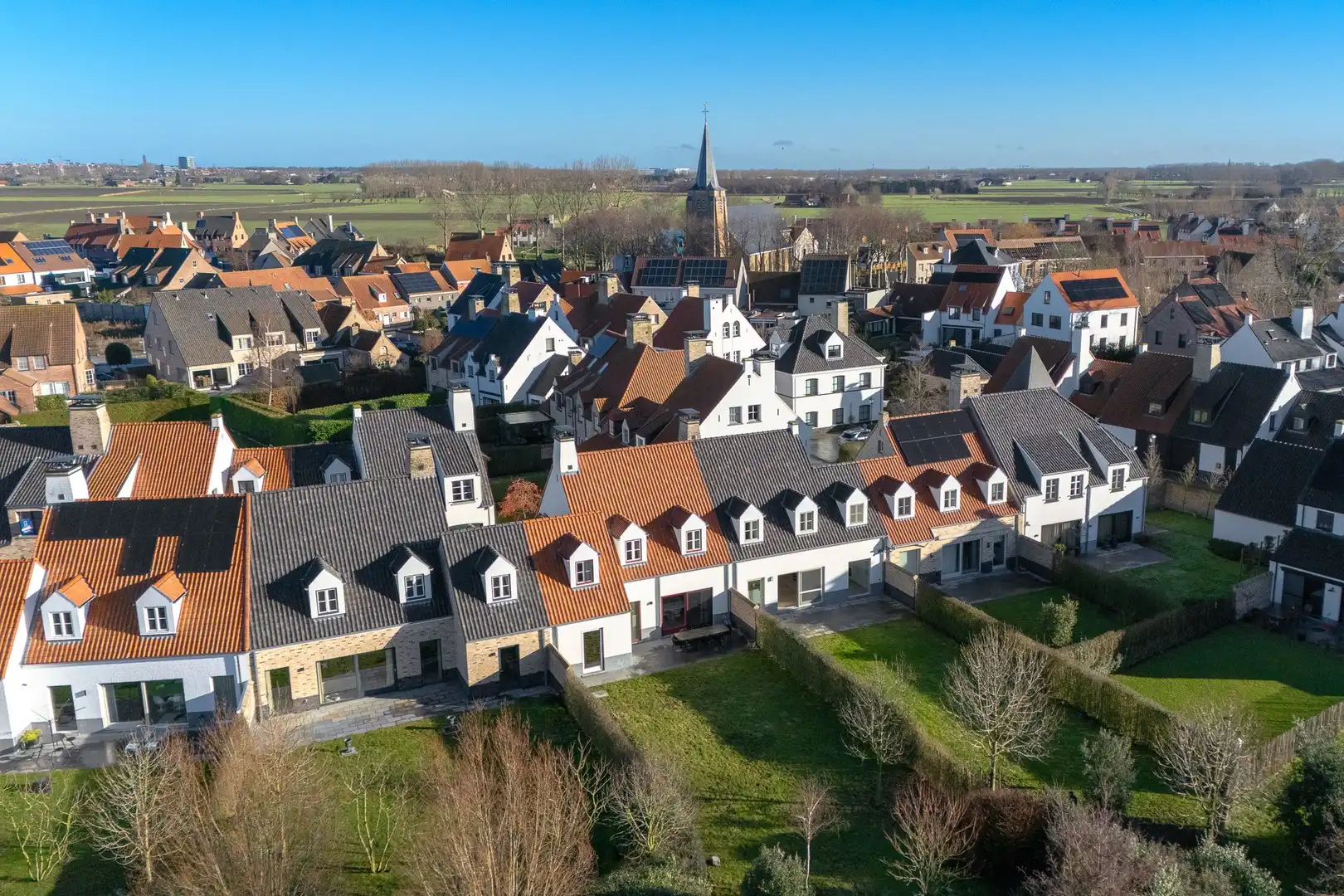 Ruime woning met vier slaapkamers en een grote tuin, gelegen in een rustige en aangename omgeving. foto 7