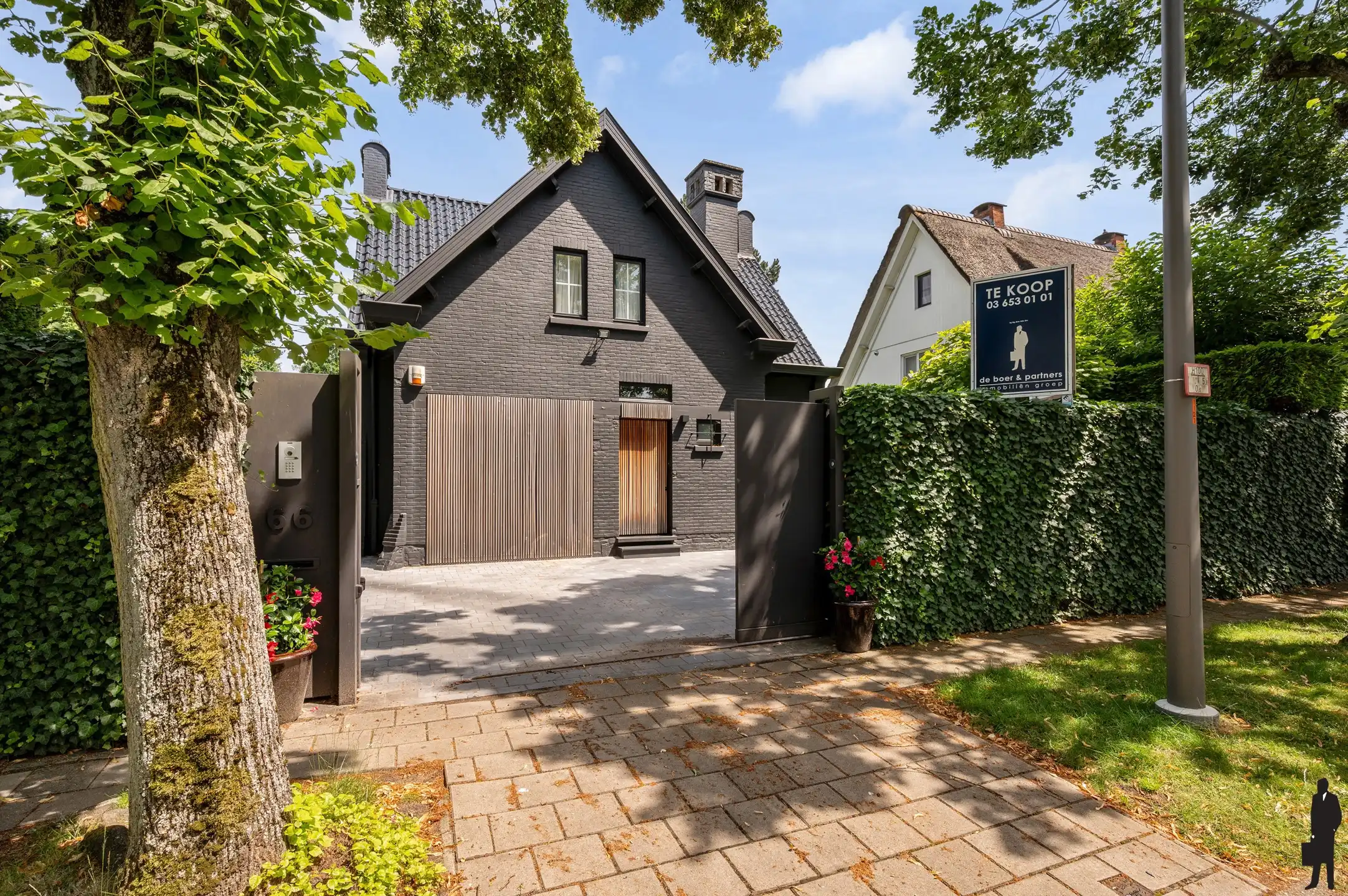 Hoofdfoto van de publicatie: Vrijstaande woning met zwembad in de begeerde St Lucaswijk!