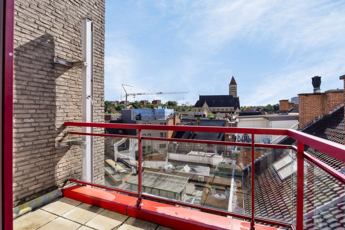 Ruim appartement met 1 slaapkamer, gelegen in het centrum van Genk! foto 2