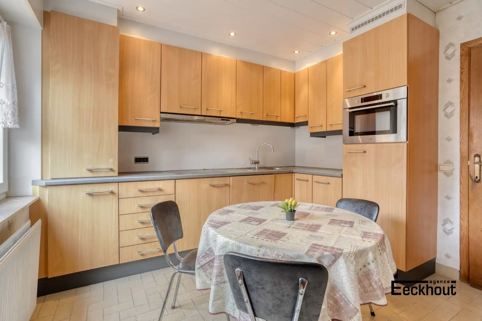 Verzorgde woning met ruime garage en achterliggend pakhuis. foto 7