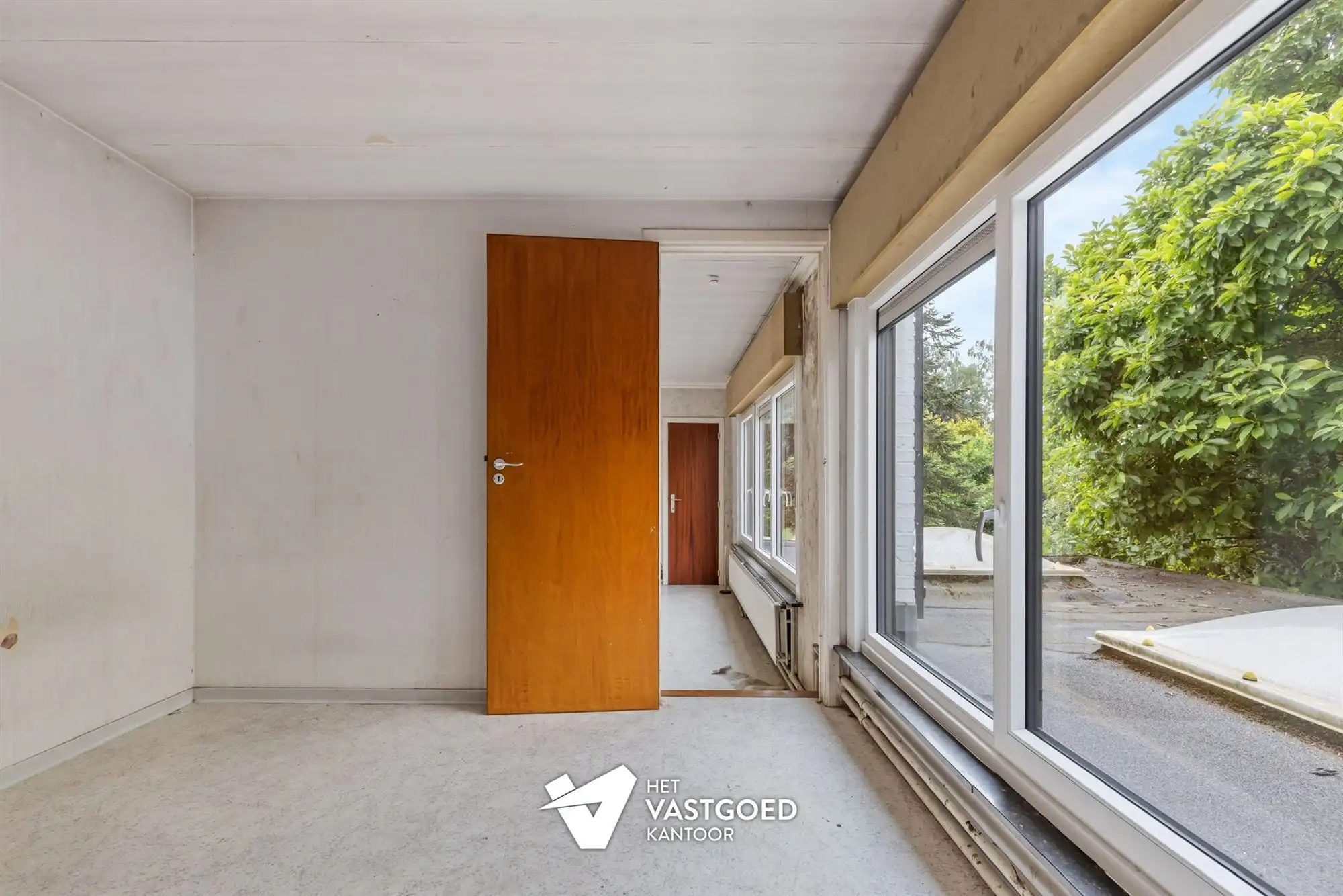 ZEER RUIME, DEELS GERENOVEERDE WONING MET RUIME, ZUIDGERICHTE TUIN foto 17
