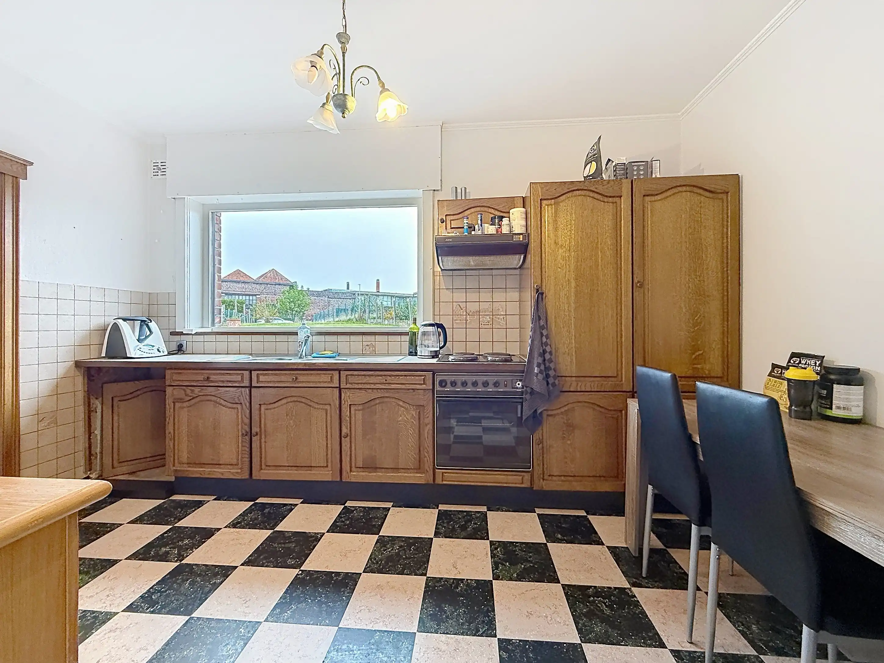 Goed gelegen woning met garage en uitweg. foto 5
