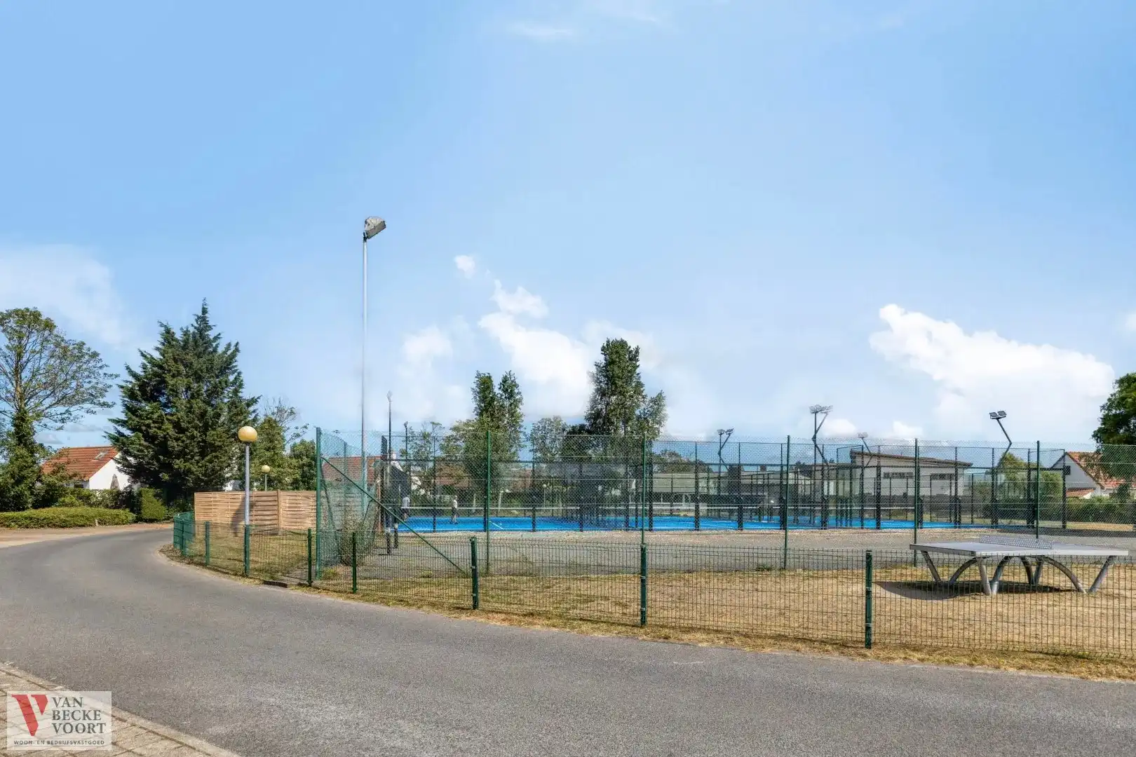 Veelzijdig horecaconcept met 3 padelterreinen, tuin en terrassen foto 3