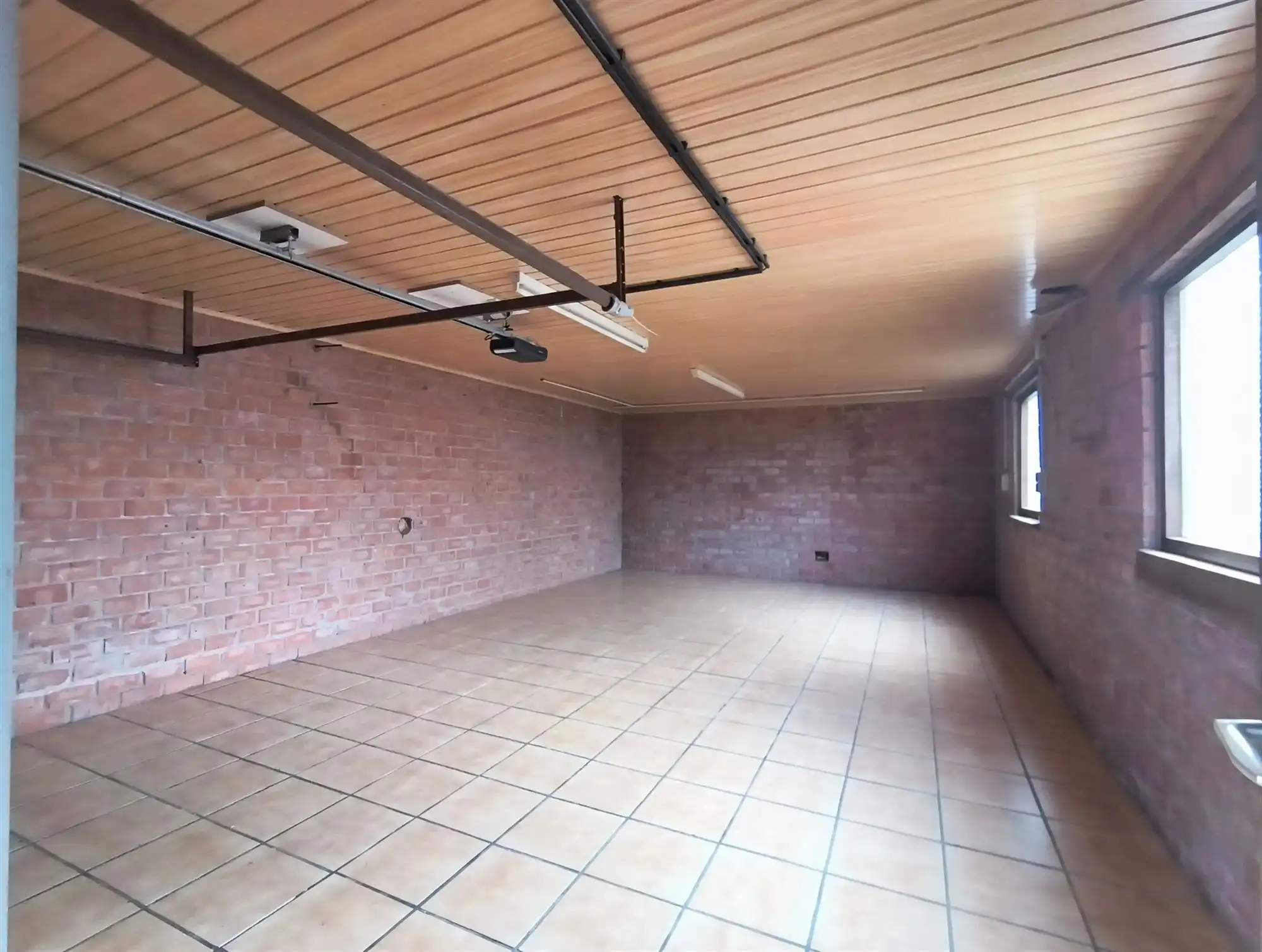 woonhuis -totaal gerenoveerd- met 2 slaapkamers, oprit en garage foto 21