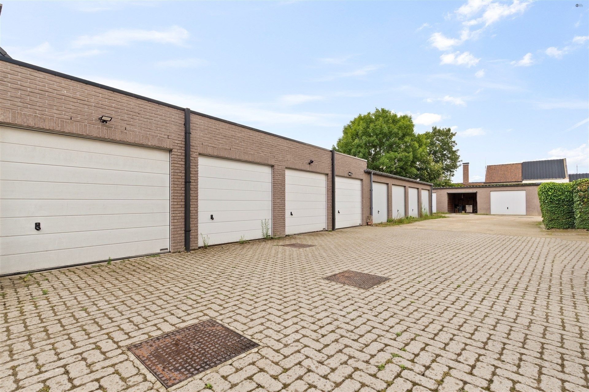 Recente gezinswoning met garage en staanplaats. foto 21