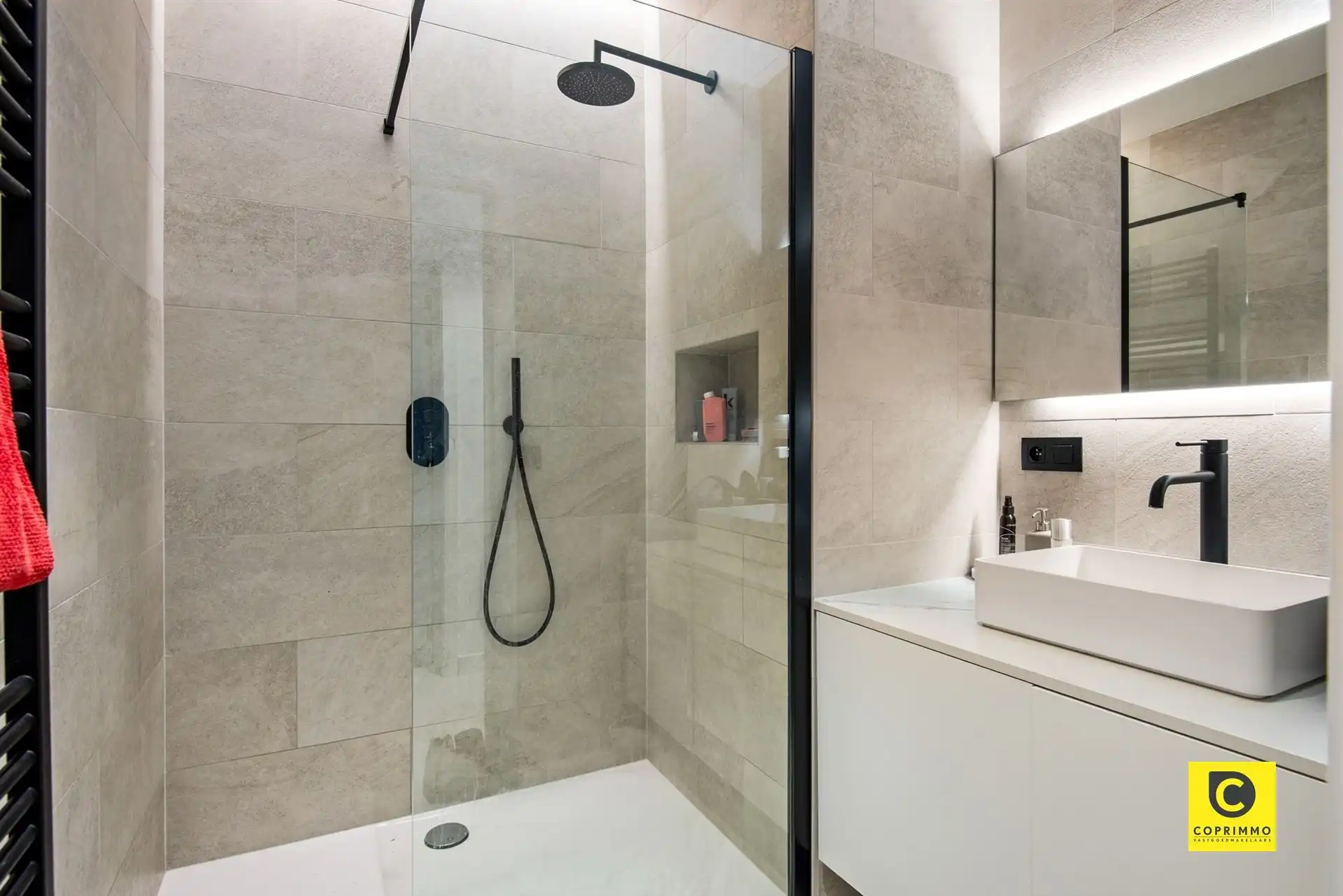 Prachtig gerenoveerd 2 slpk app met 2 terrassen te Pulhof! foto 6