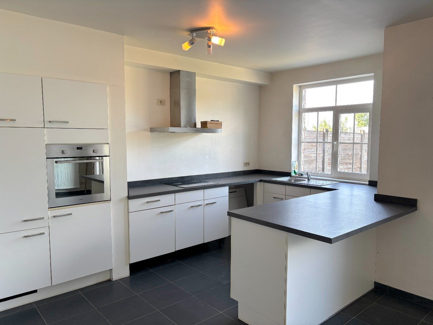 Mooie woning met 3 slaapkamers, tuin en garage!  foto 4