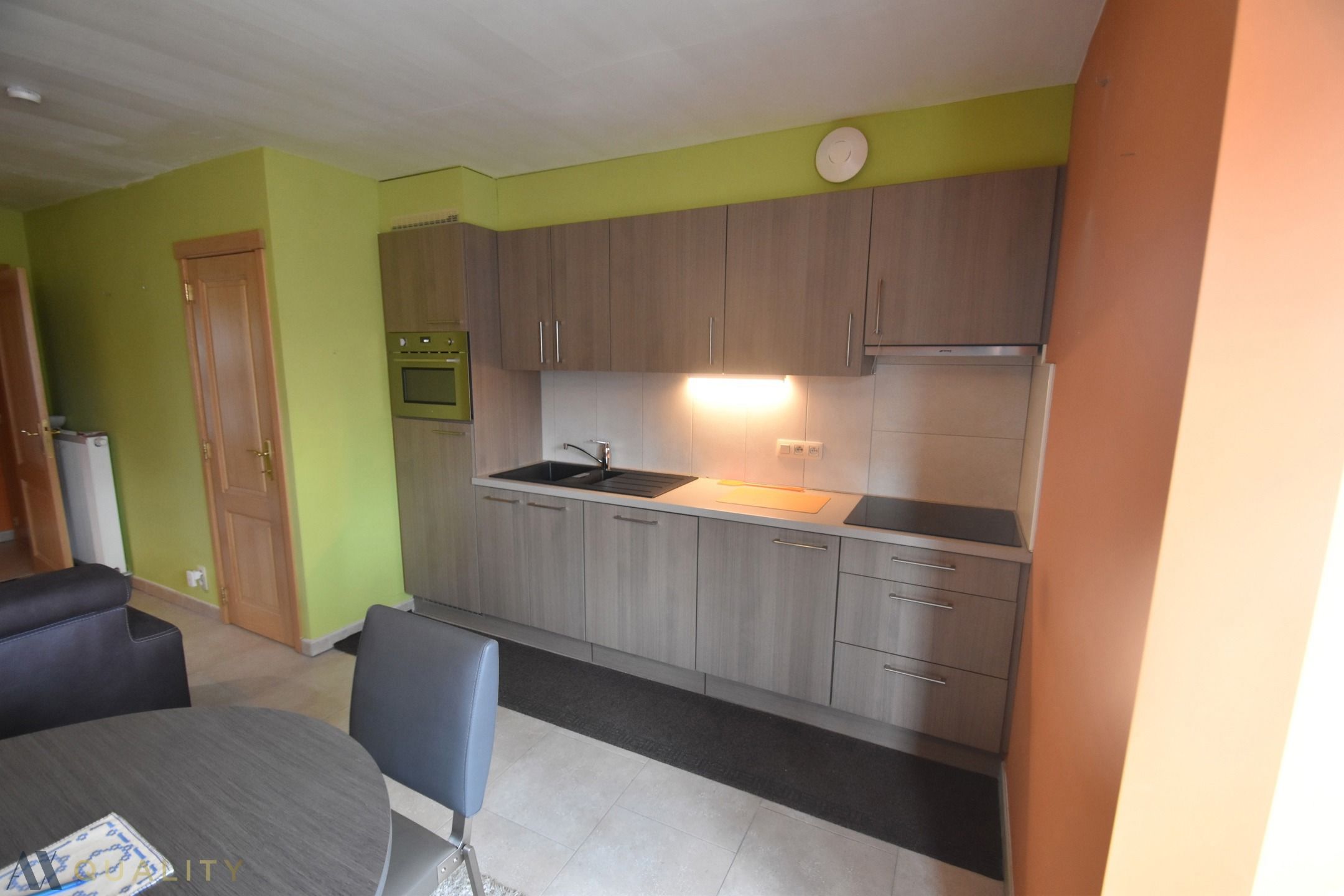 Modern, bemeubeld 1 slpk. appartement met ruim terras en mog. tot huren van een  garage aan 60 €/mnd foto 3