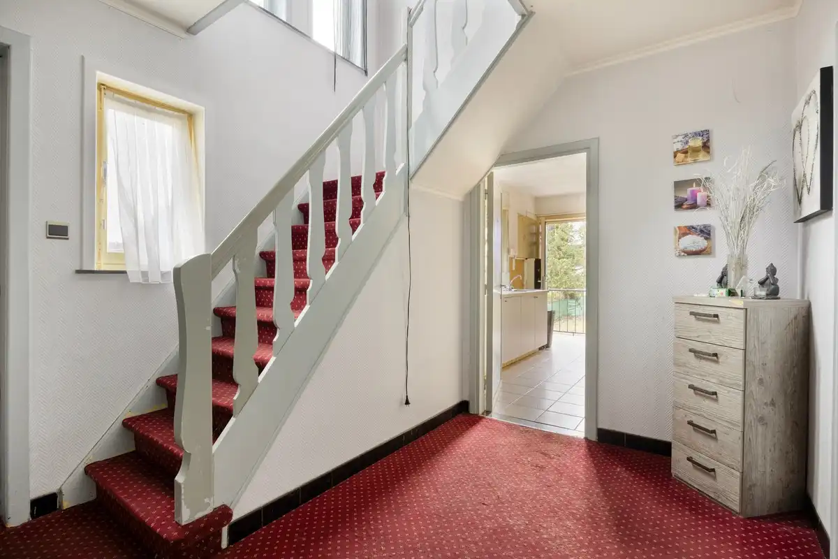 Ruime te renoveren woning met 3 slaapkamers op vlot bereikbare ligging (Genkersteenweg). foto 3