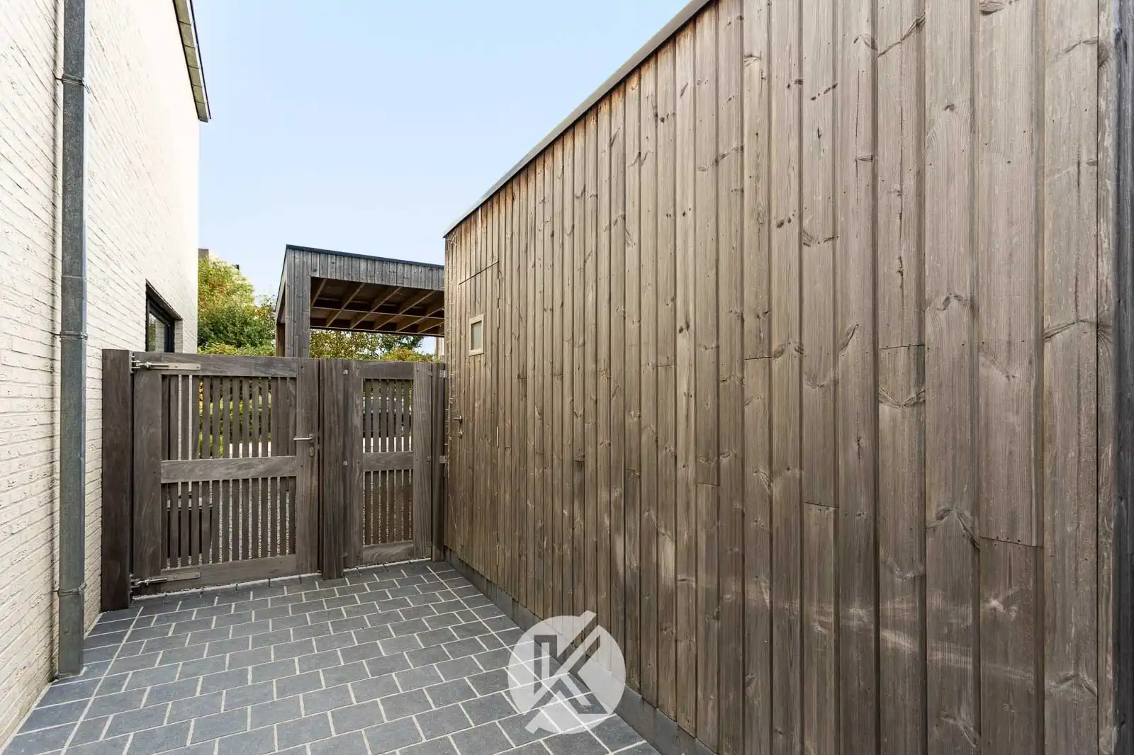 Recente, lichtrijke woning met carport foto 23