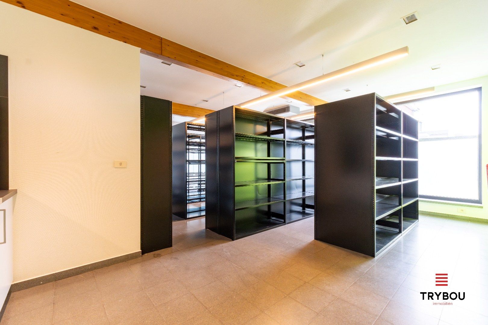 Groot kantoorgebouw op toplocatie te Ieper foto 6