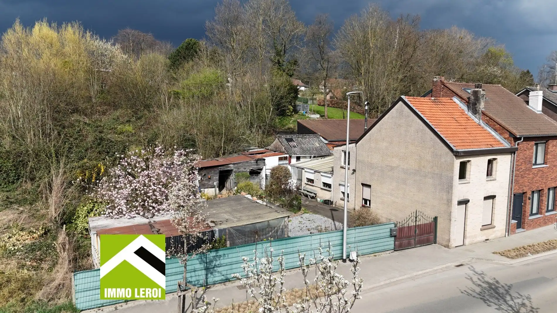 Hoofdfoto van de publicatie: Renovatiewoning of ruim perceel bouwgrond in stadsrand Tongeren