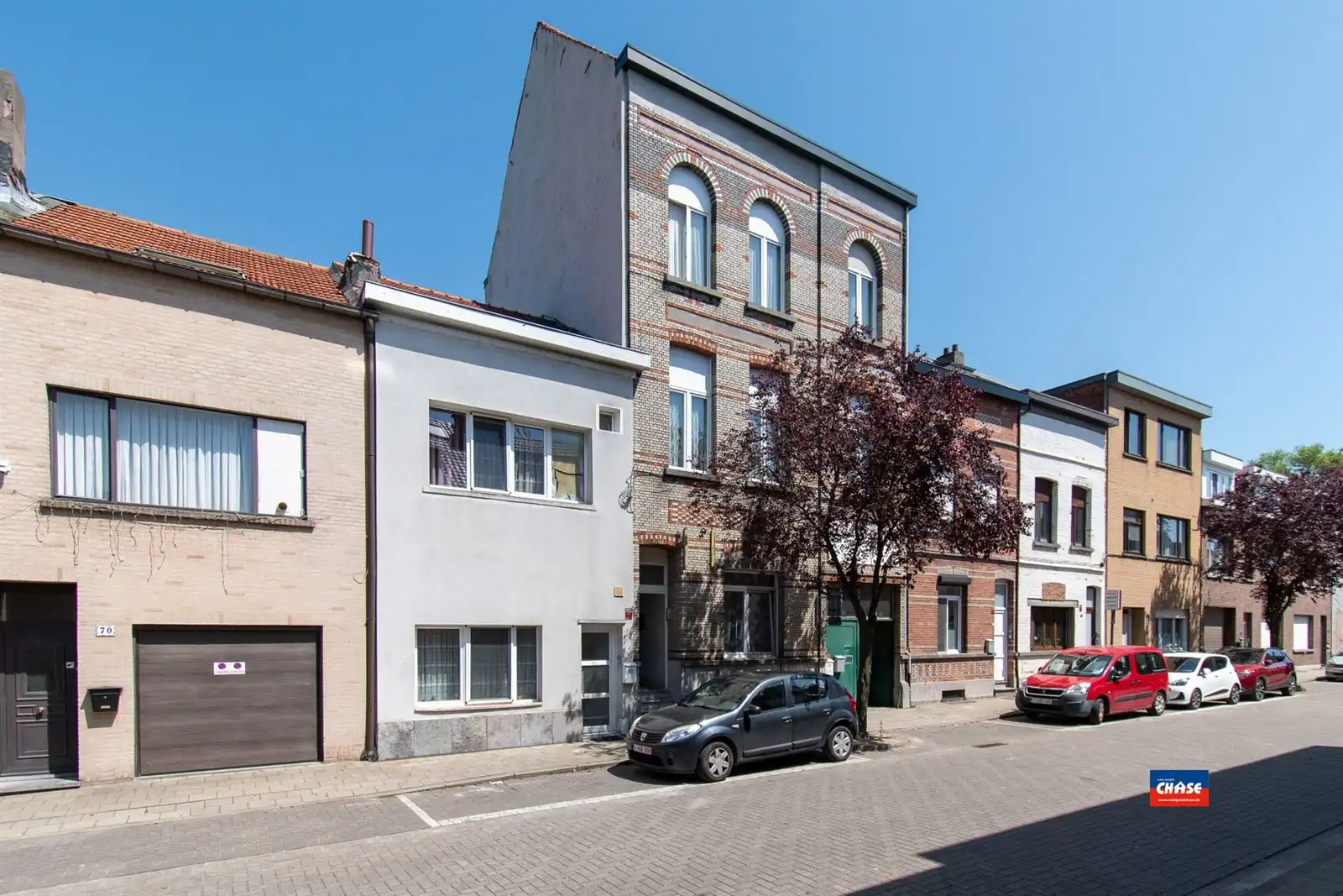Hoofdfoto van de publicatie: Opbrengsthuis met 3 appten en duplex
