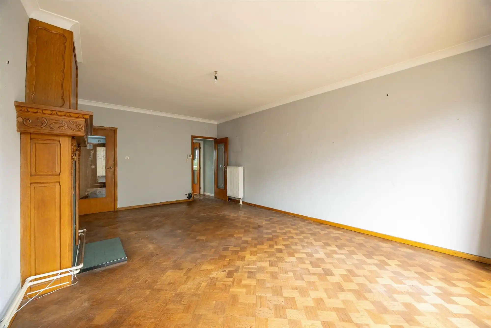 Te renoveren rijwoning met garage en tuin foto 4