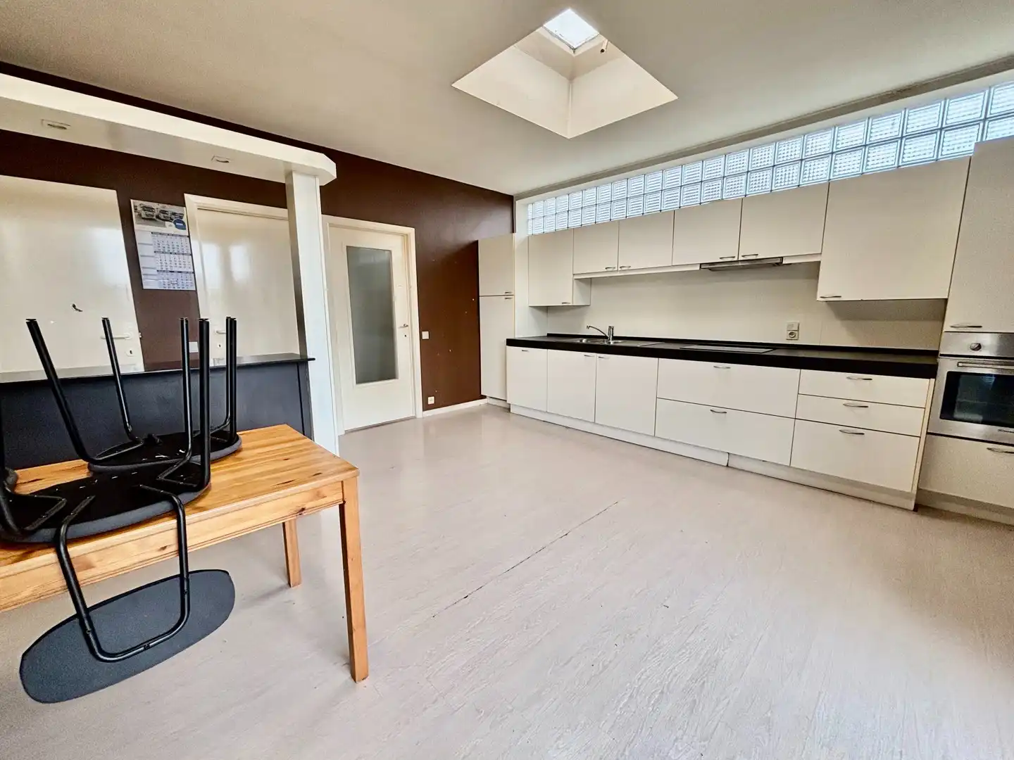 Ruim appartement op het Marktplein in Ardooie foto 3