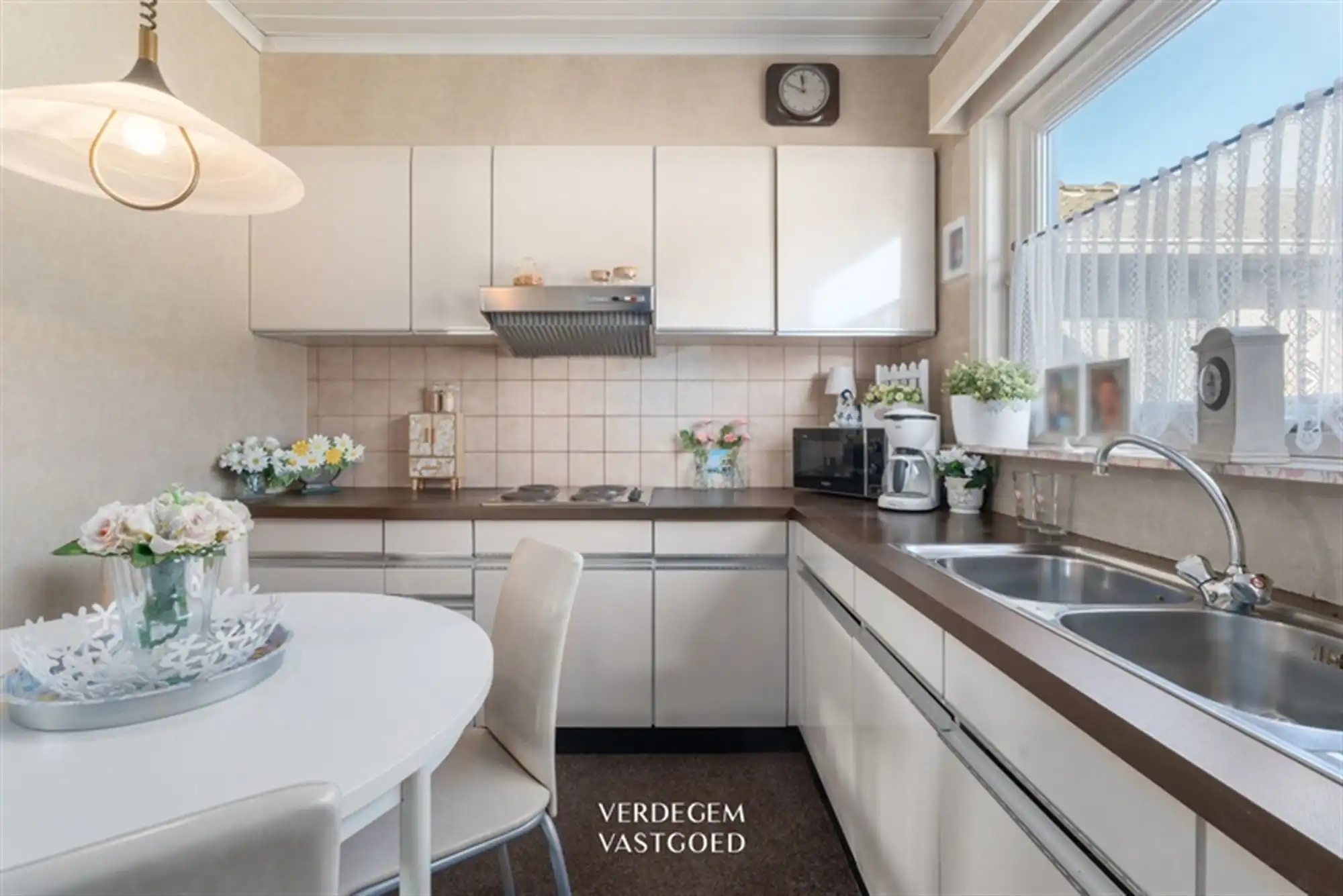 Bungalow met 3 slaapkamers, garage en zonnige tuin in kindvriendelijke woonwijk foto 4