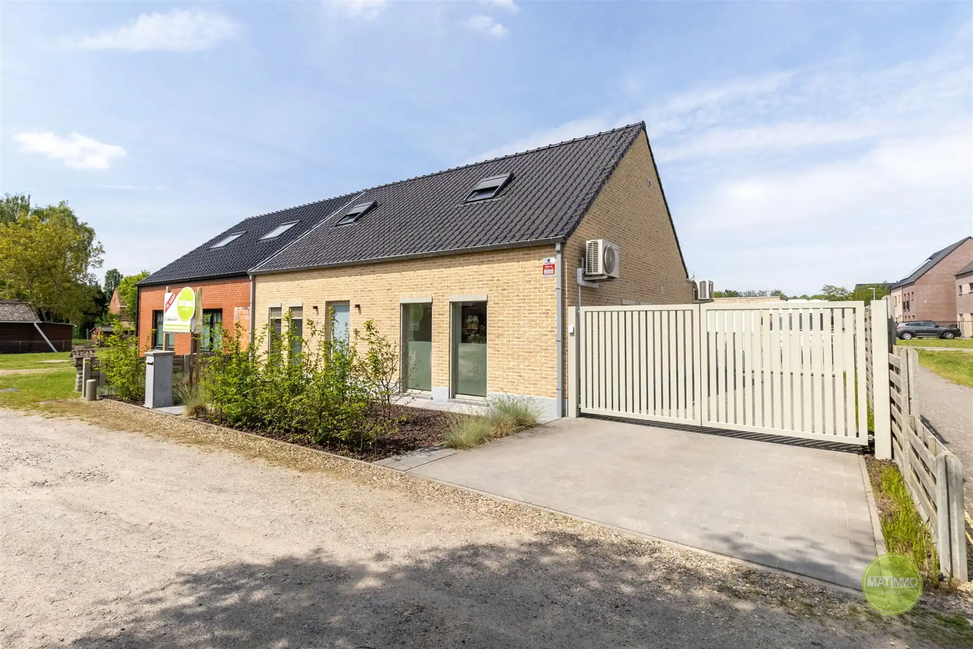 Gerenoveerde woning met 3 slaapkamers te Mol-Wezel foto {{pictureIndex}}