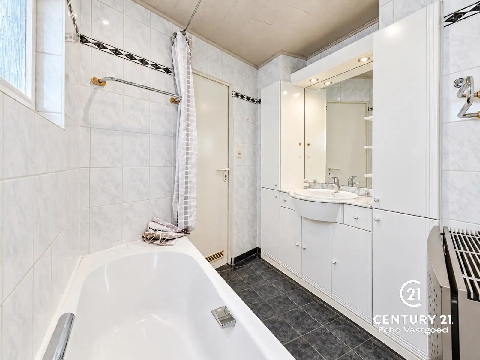 Charmante op te frissen woning met tuintje op topligging! foto 14