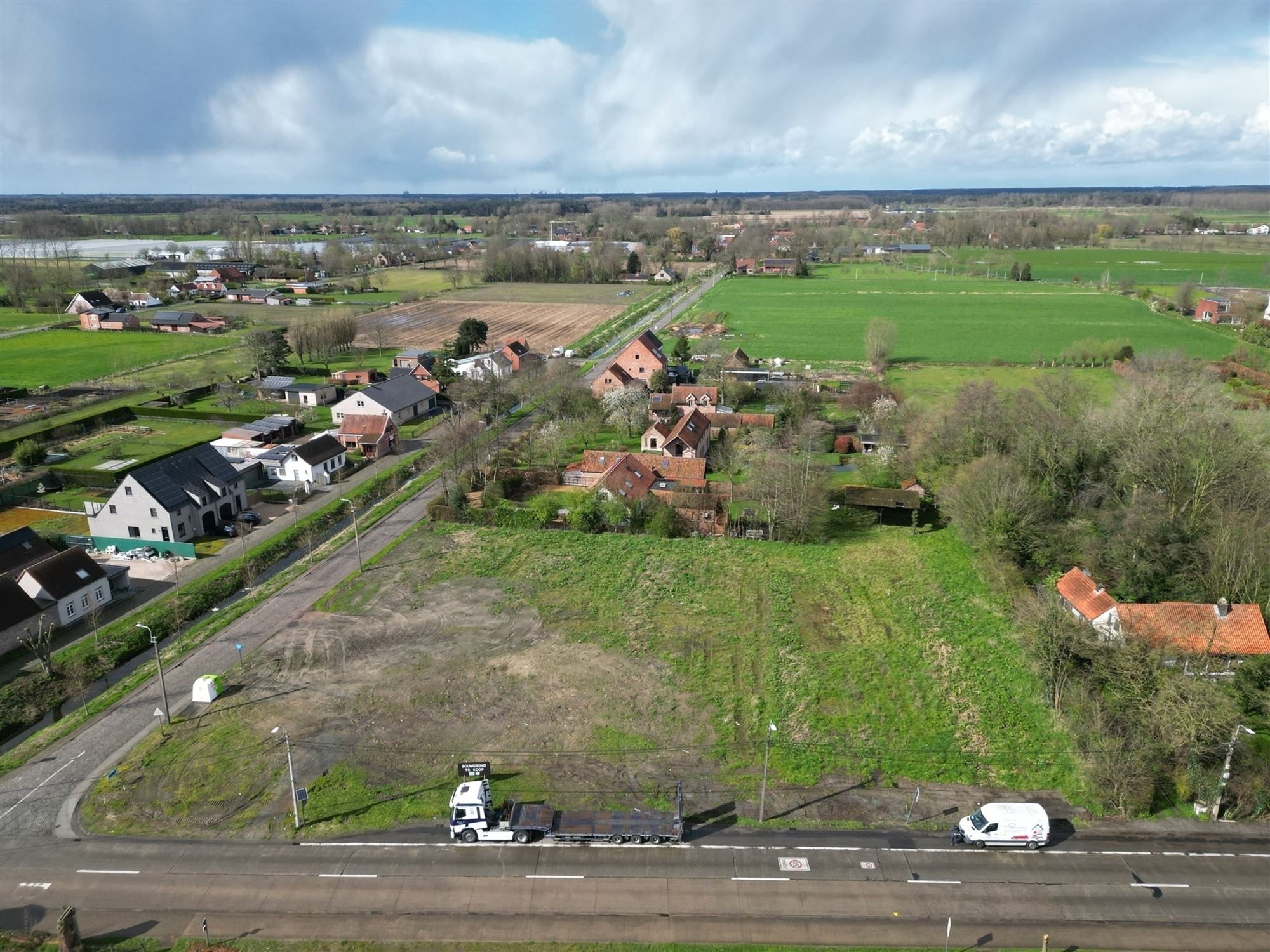 Mooi wonen in Moerbeke-Waas, perceel van 740m² voor open bebouwing foto {{pictureIndex}}