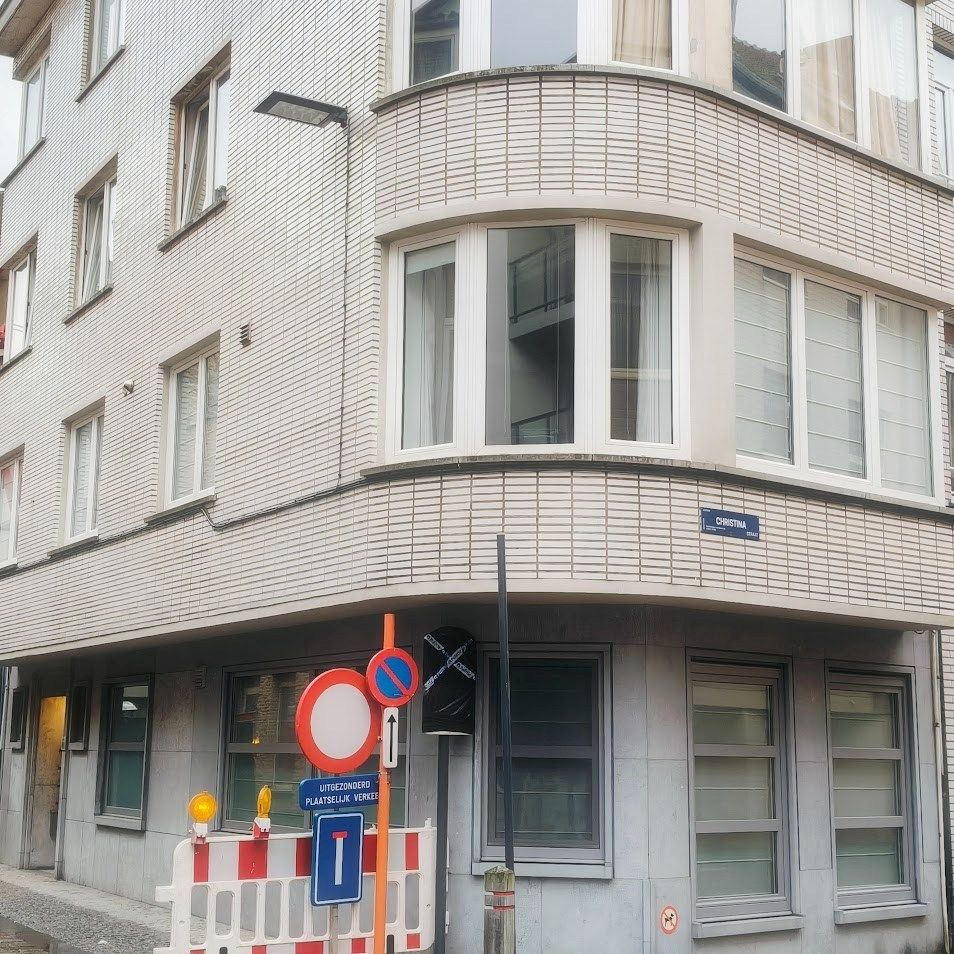 Instapklaar bemeubeld hoekappartement met 2 slaapkamers te koop in Oostende foto 2