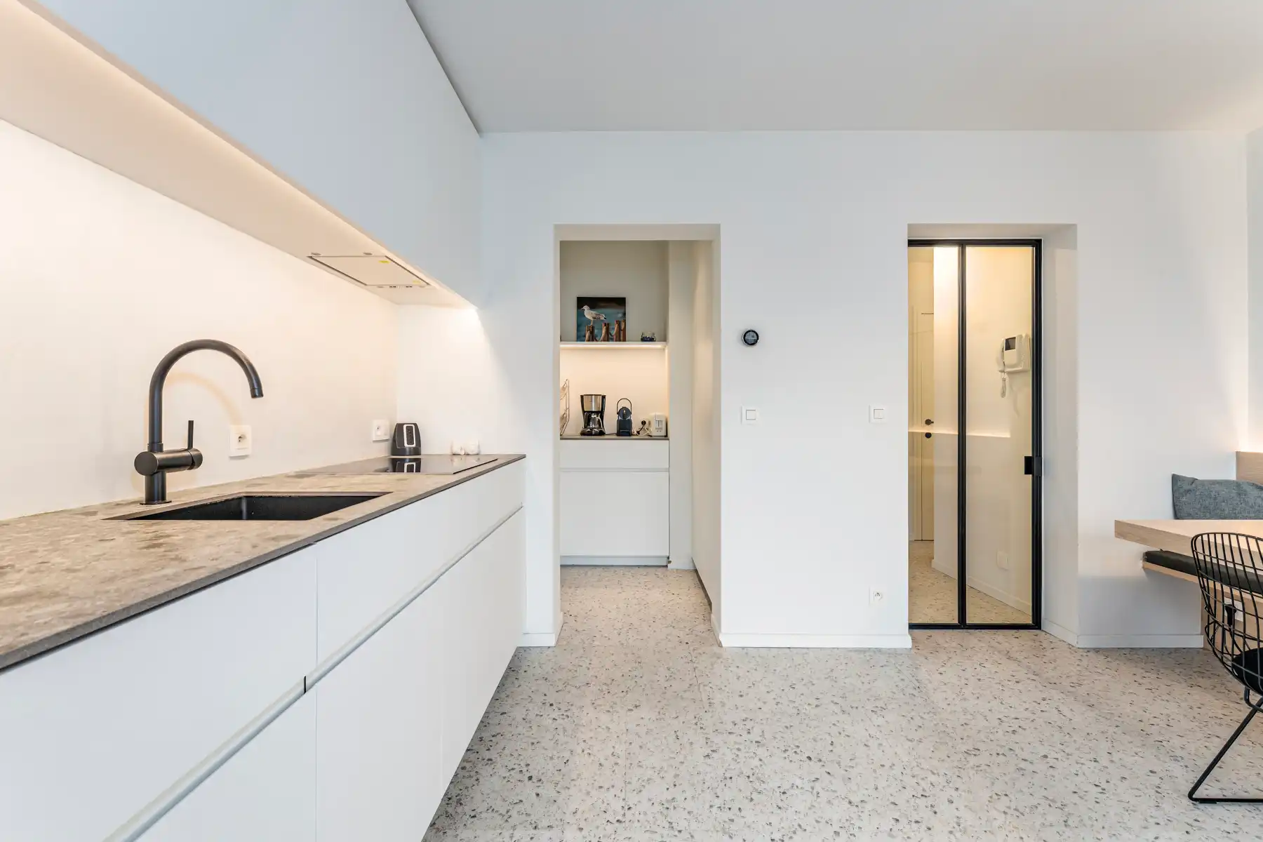 Stijlvol gerenoveerd appartement met zijdelings zeezicht foto 7