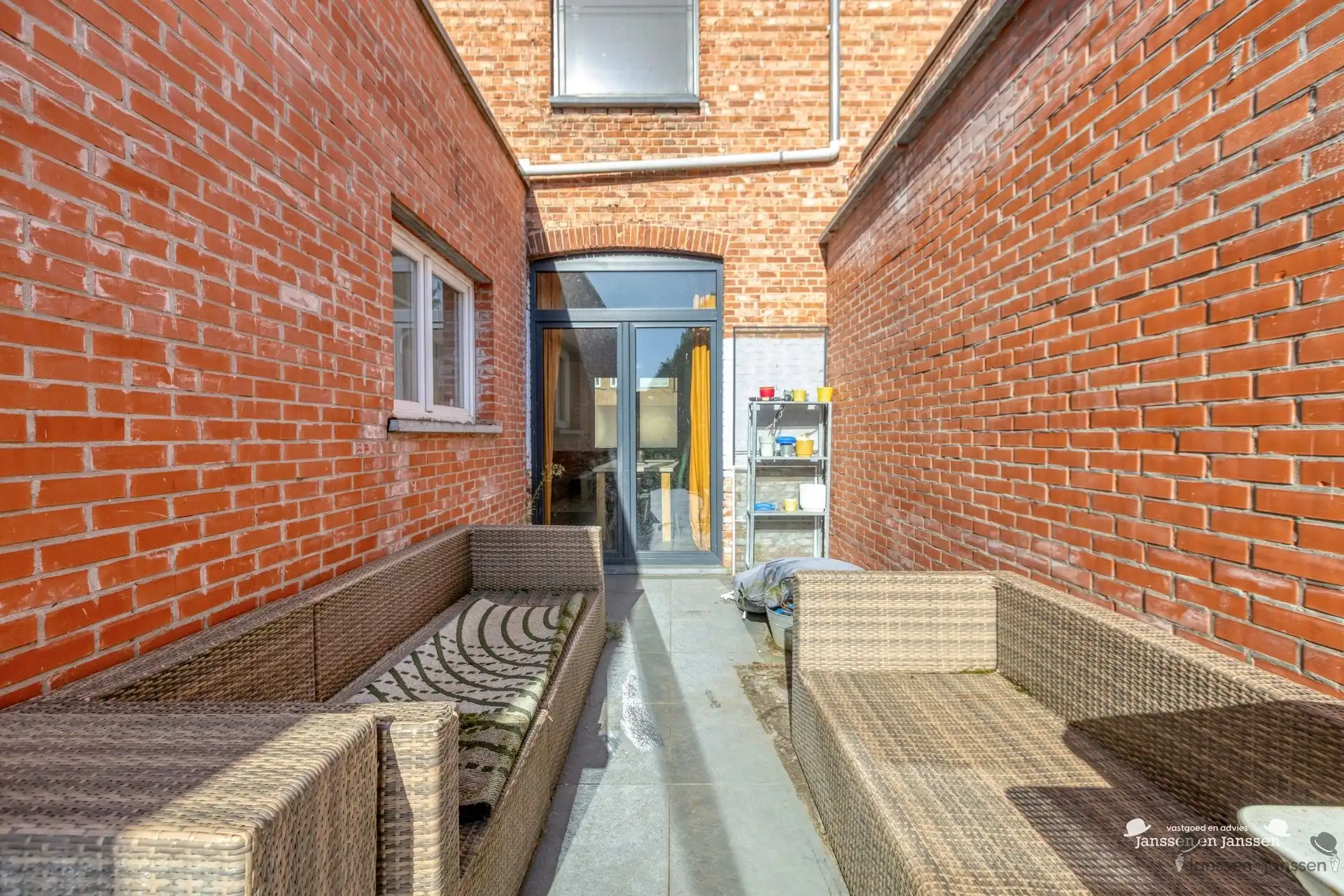 Instapklare rijwoning met 3 slaapkamers, terras en diepe tuin in Hasselt foto 22