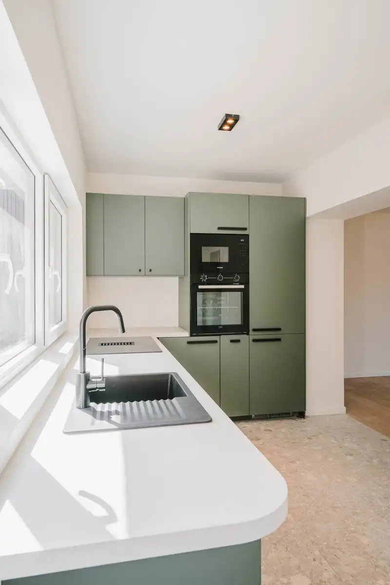 Recent gerenoveerde woning met grote loods foto 9