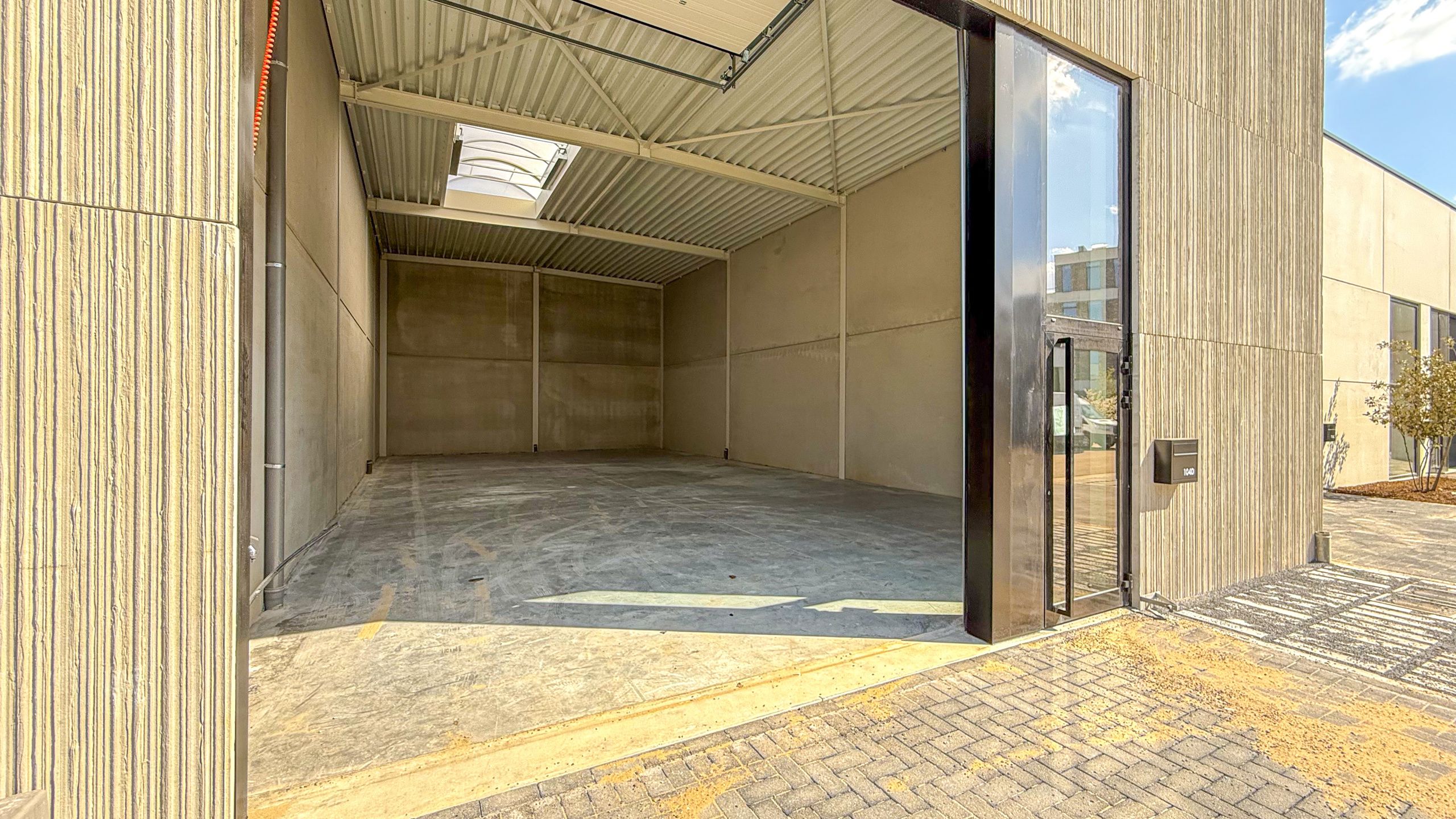 Ruime nieuwe loods te huur, centraal gelegen in KMO- zone! foto 12