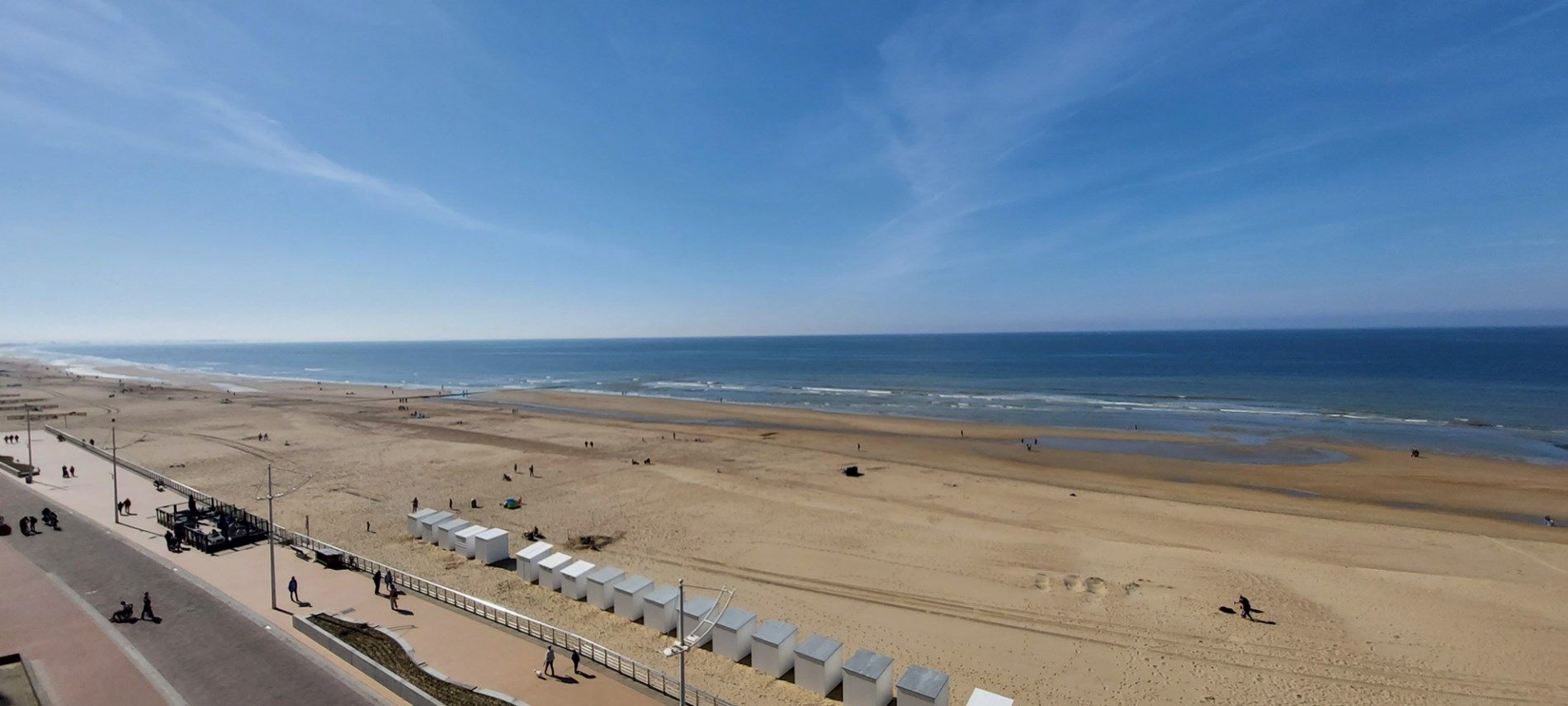 RUIME verzorgde studio met uitstekende ligging op de Zeedijk te Koksijde ! foto 4