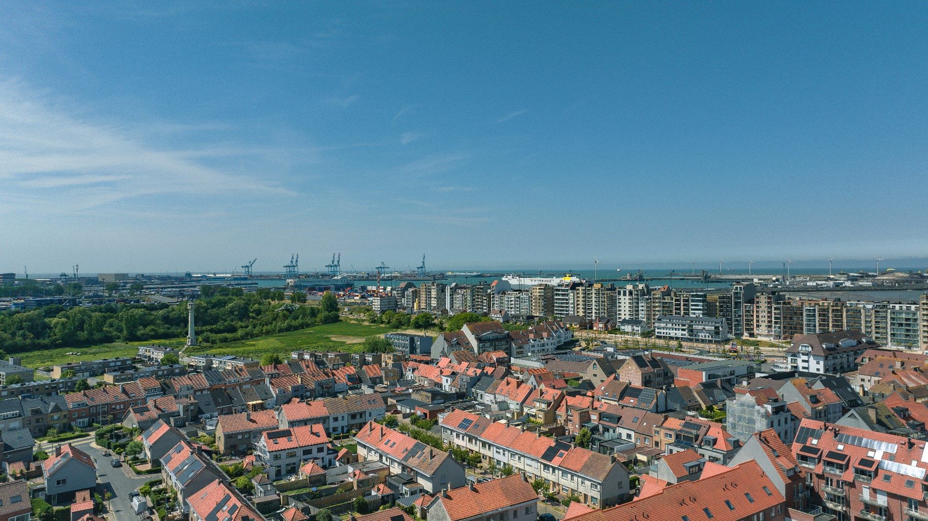 HOOST is een iconische toren met een expressief gevelontwerp op enkele honderden meters van de zee. foto 2