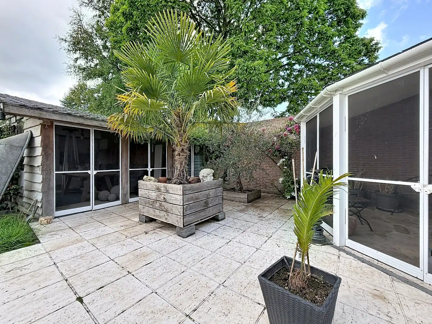 Exclusieve eigendom met handelsruimte, opbrengstappartementen en bouwgrond op toplocatie in Landen foto 18