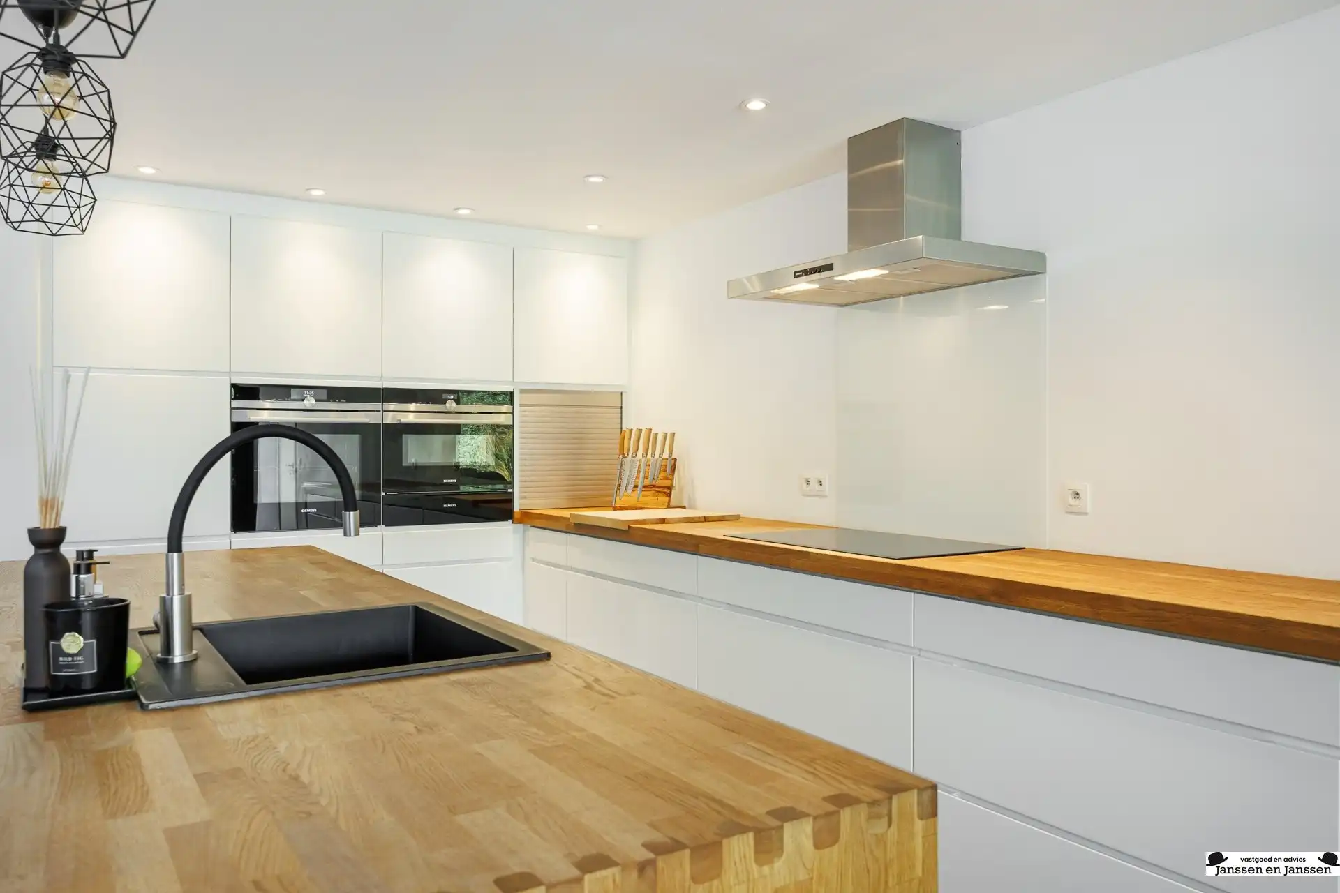 Prachtig gerenoveerde woning met 4 slaapkamers, garage en zonnige tuin foto 8