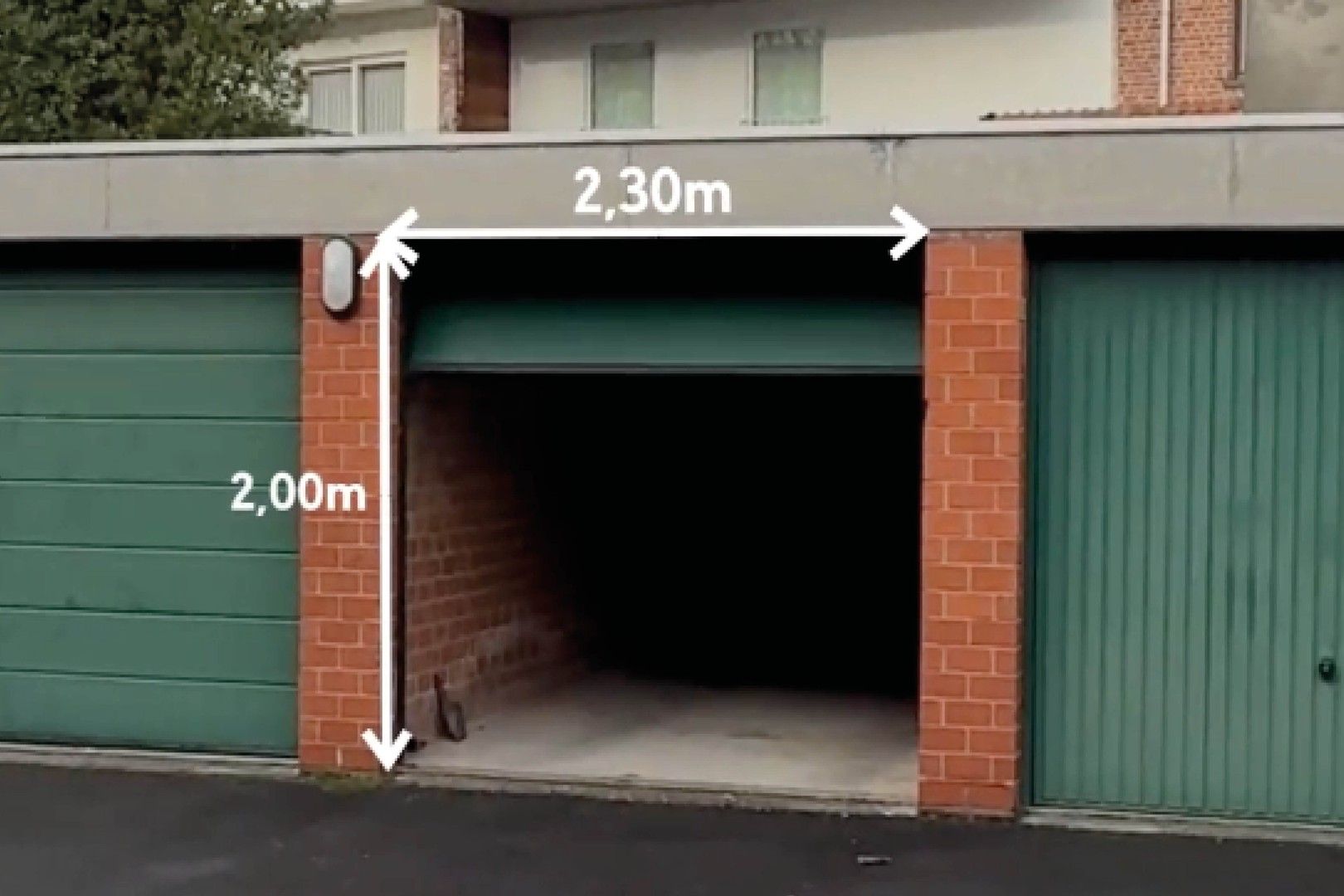 Garagebox met automatische poort op private parking. foto {{pictureIndex}}