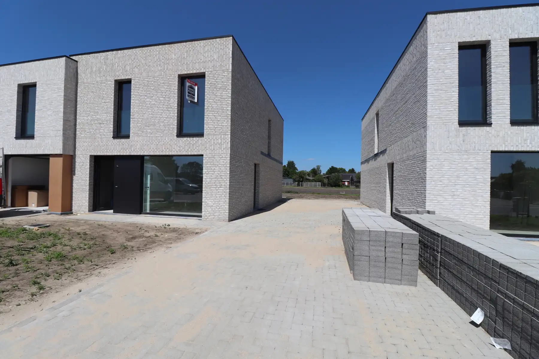 Energiezuinige nieuwbouwwoning met 4 slaapkamers, tuin en carport. foto {{pictureIndex}}