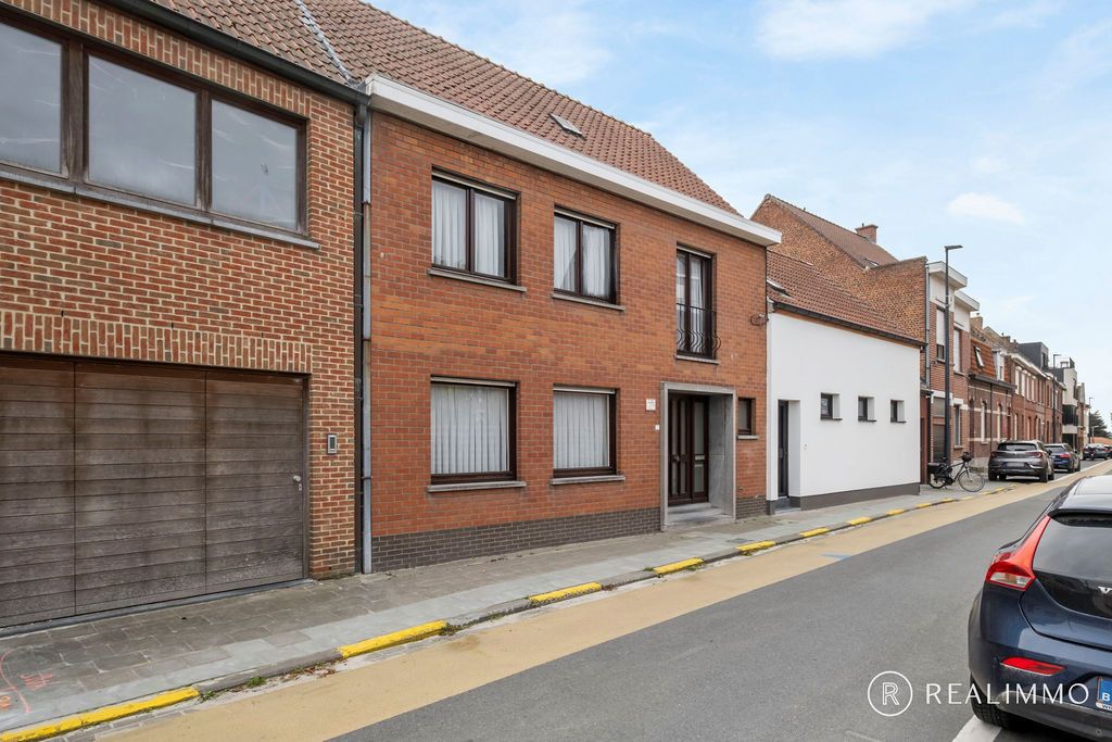 Stevige te renoveren woning in hartje Zwevegem! foto 15